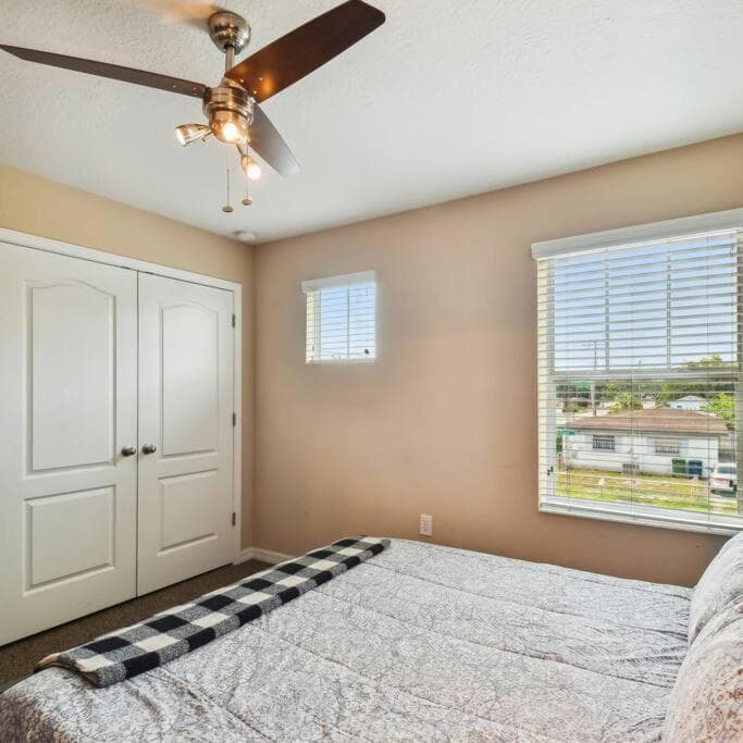 2 King Bed Hot Tub Home — 21