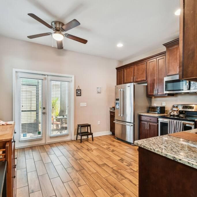 2 King Bed Hot Tub Home — 11