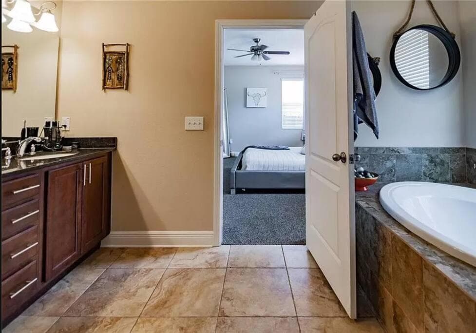 2 King Bed Hot Tub Home — 14