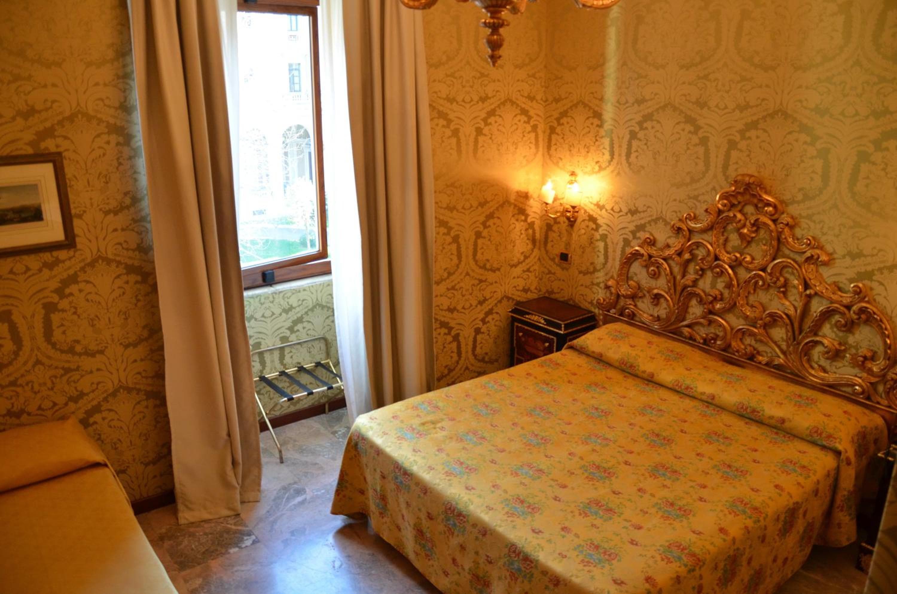 Hotel Des Epoques — 17