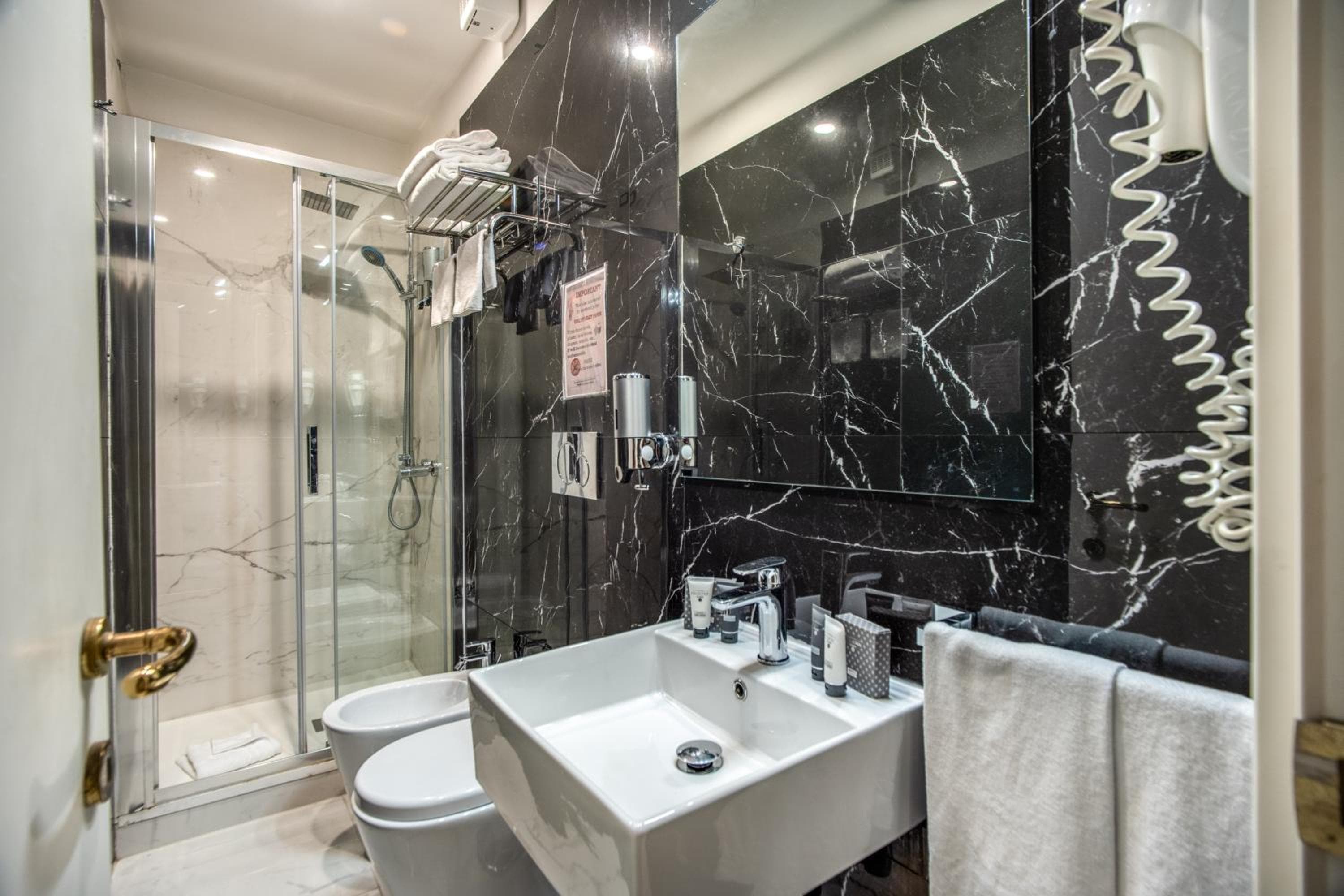 Relais Fontana Di Trevi Hotel — 22
