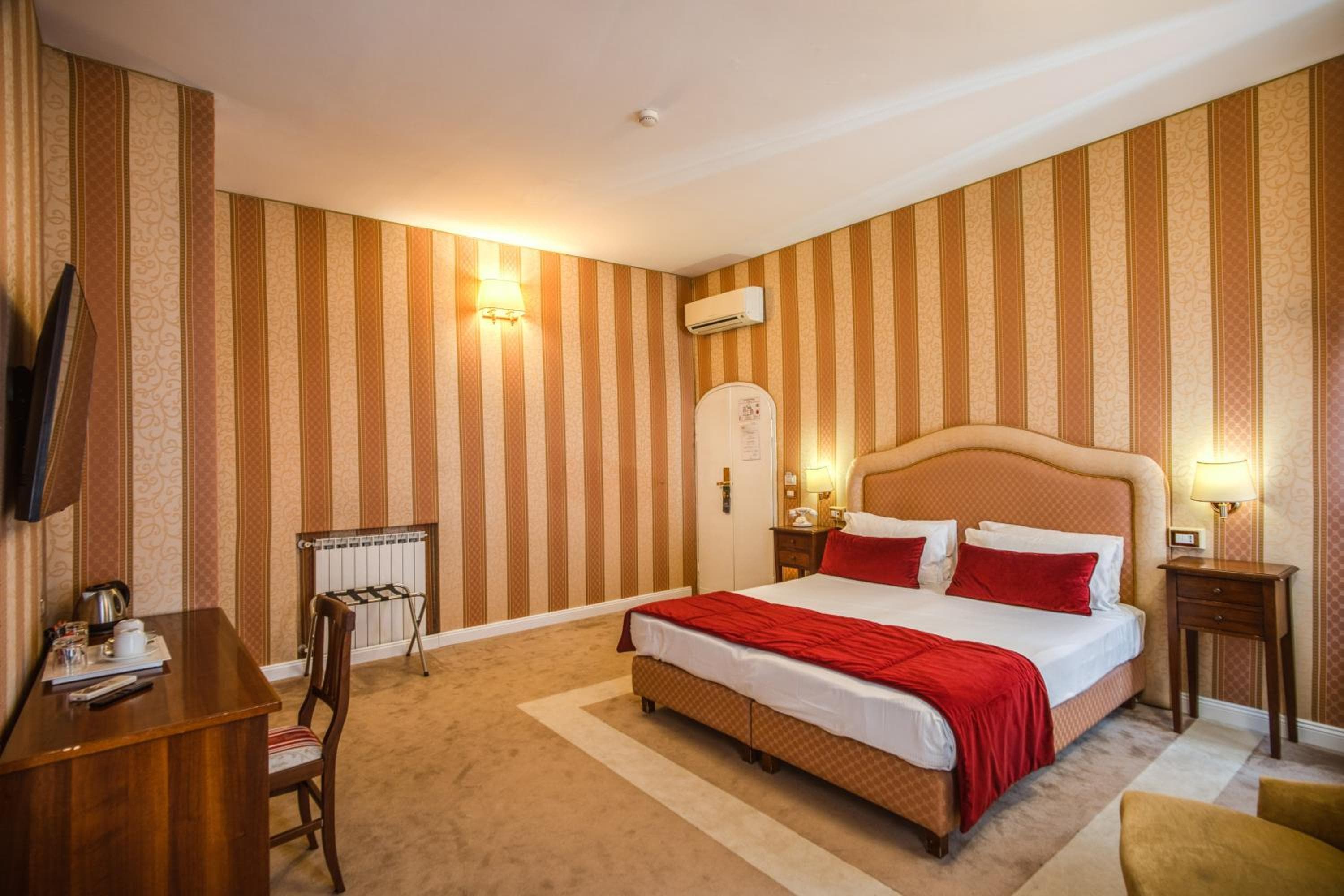 Relais Fontana Di Trevi Hotel — 14