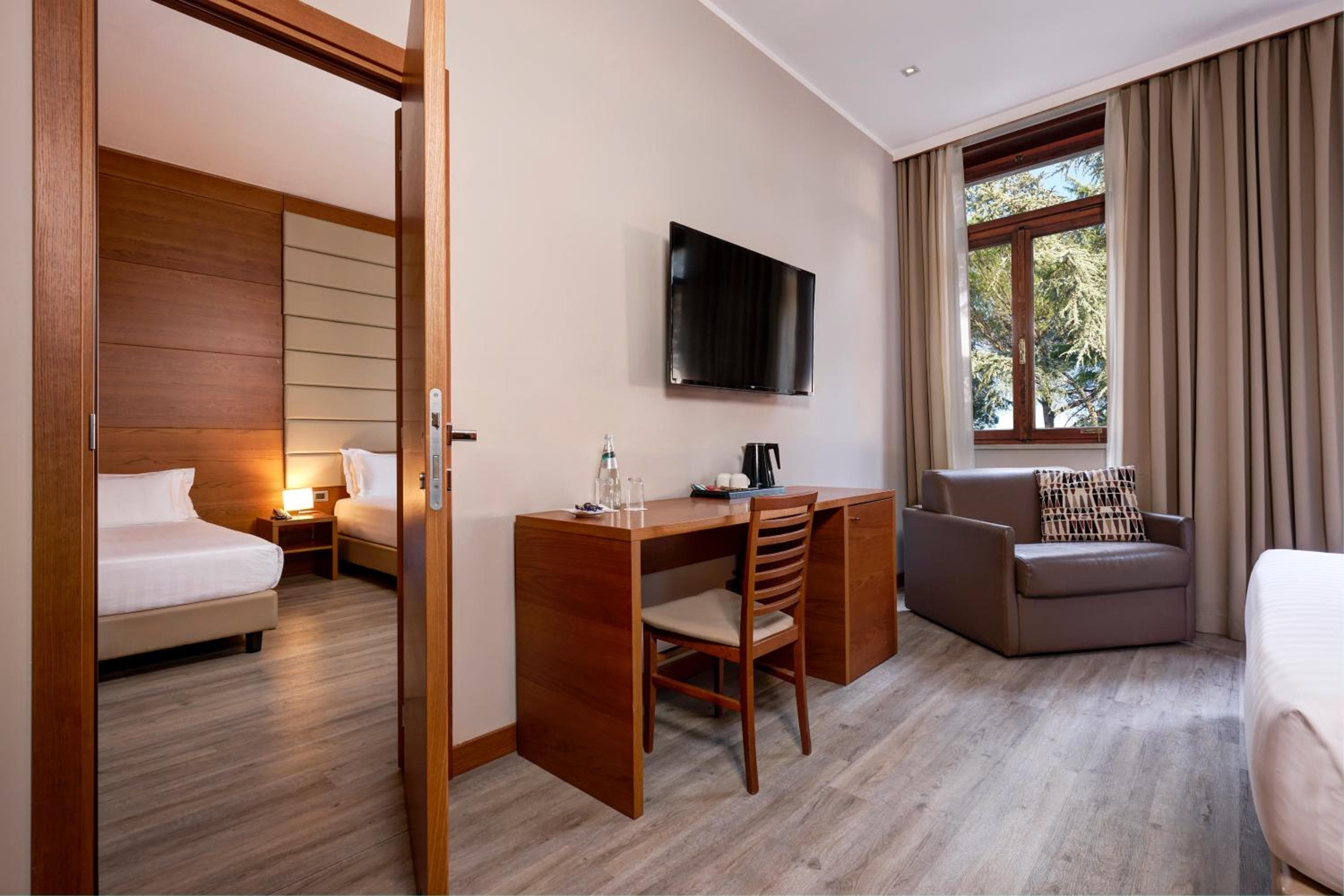 Occidental Aurelia — 4