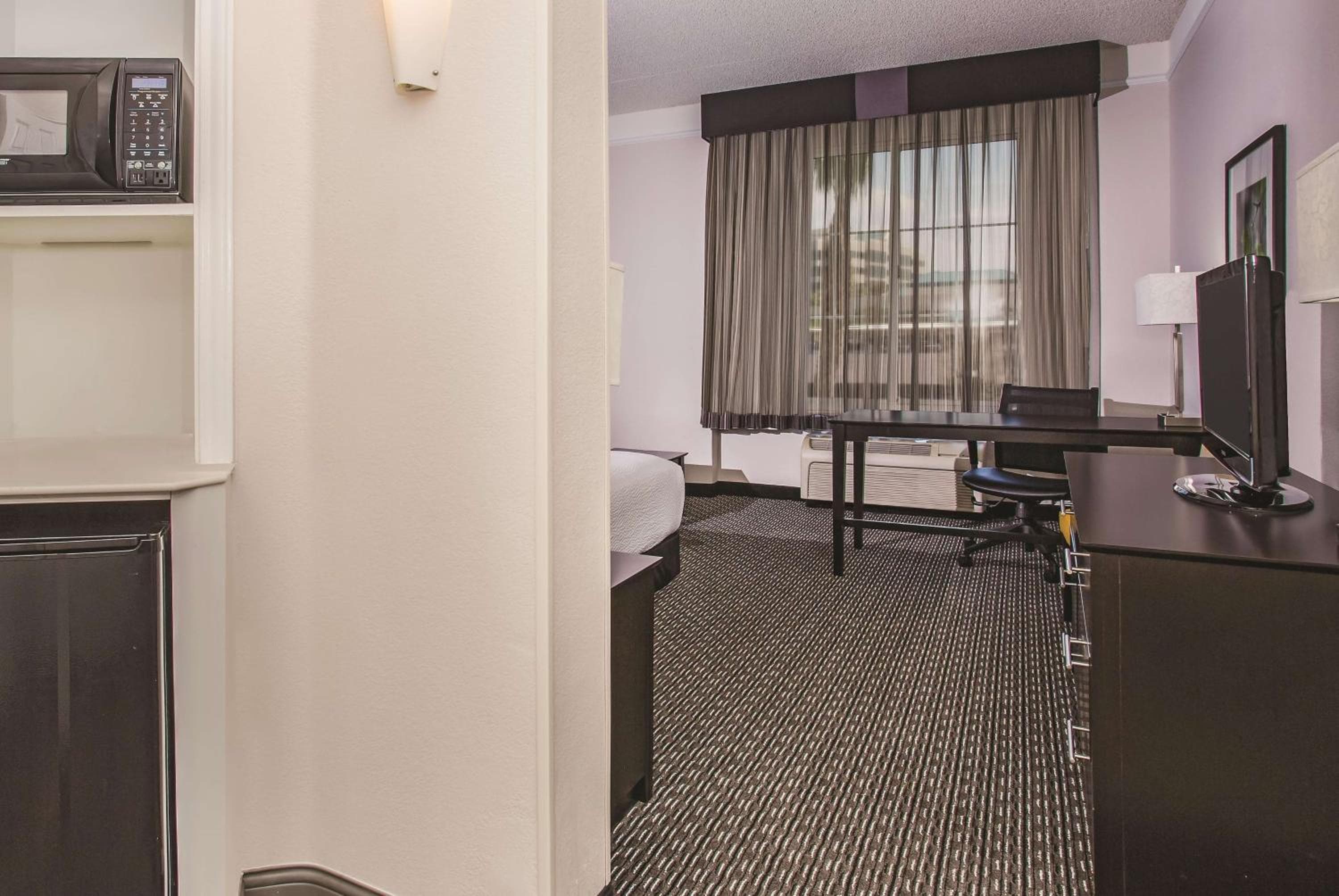 La Quinta by Wyndham Las Vegas Summerlin Tech — 10