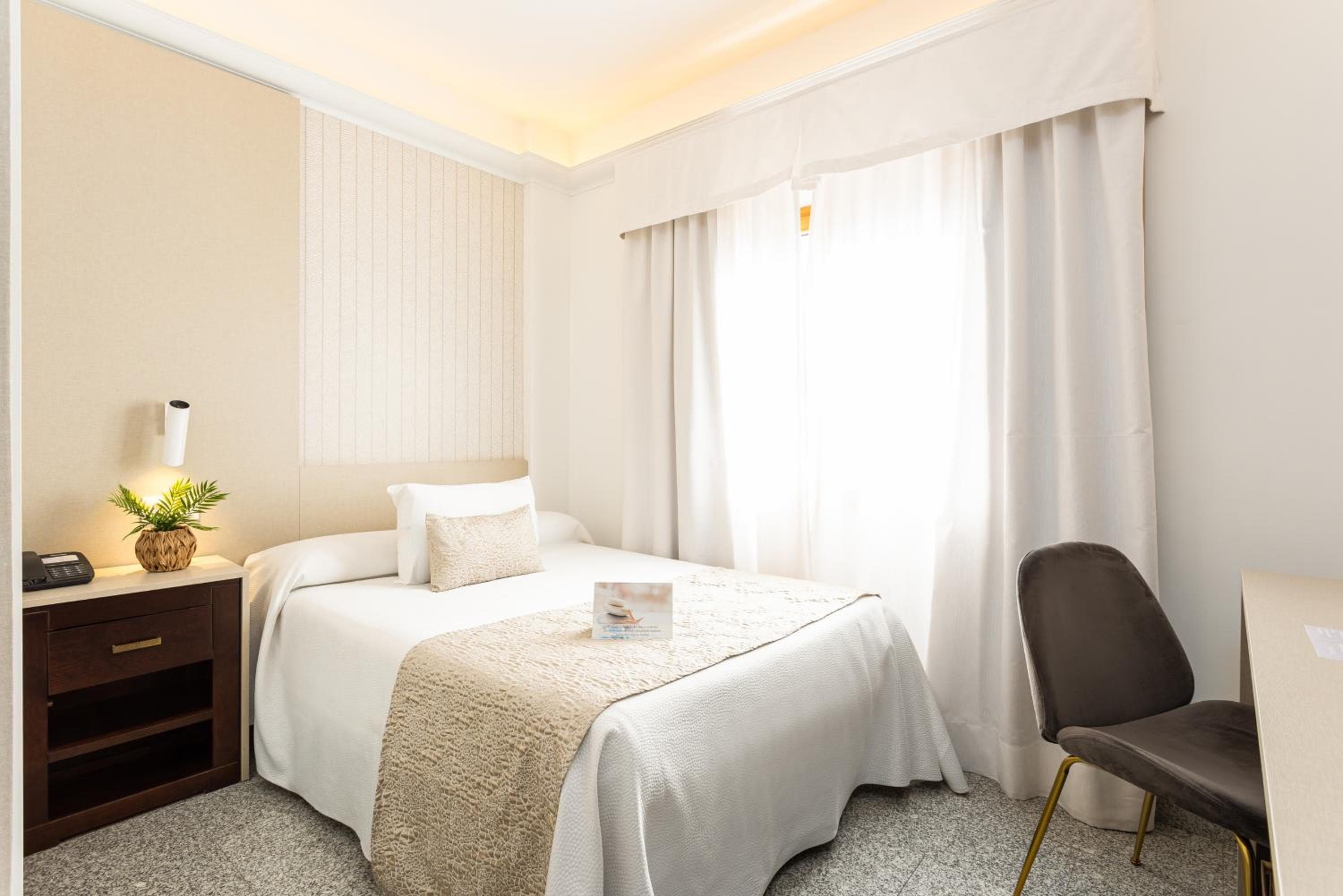 Hotel Plaza Del Castillo — 19