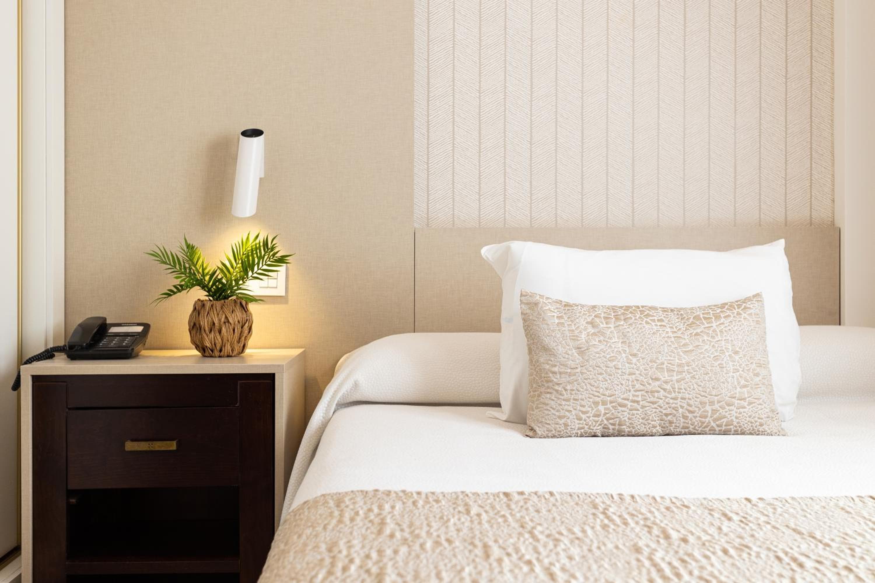 Hotel Plaza Del Castillo — 21