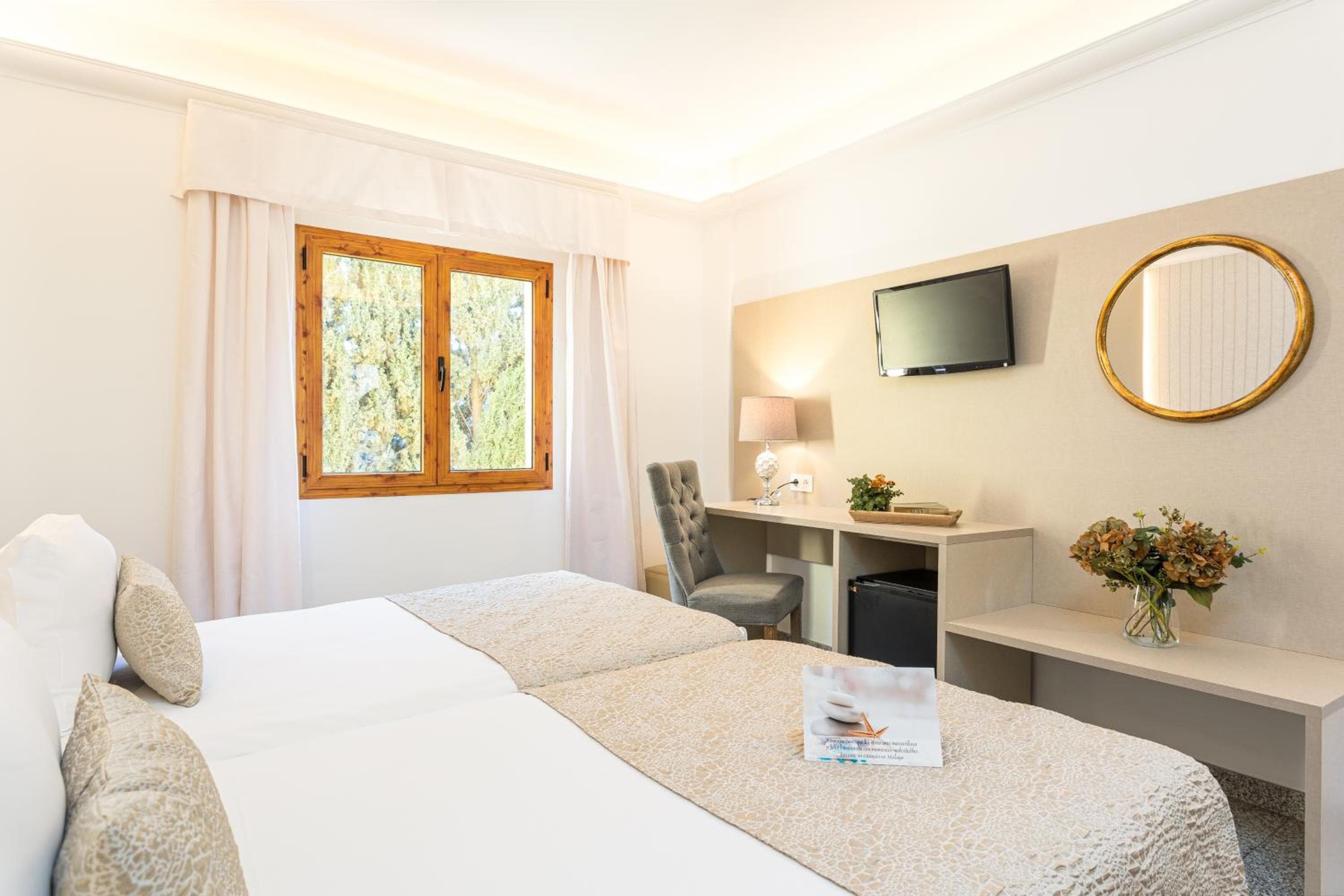 Hotel Plaza Del Castillo — 21