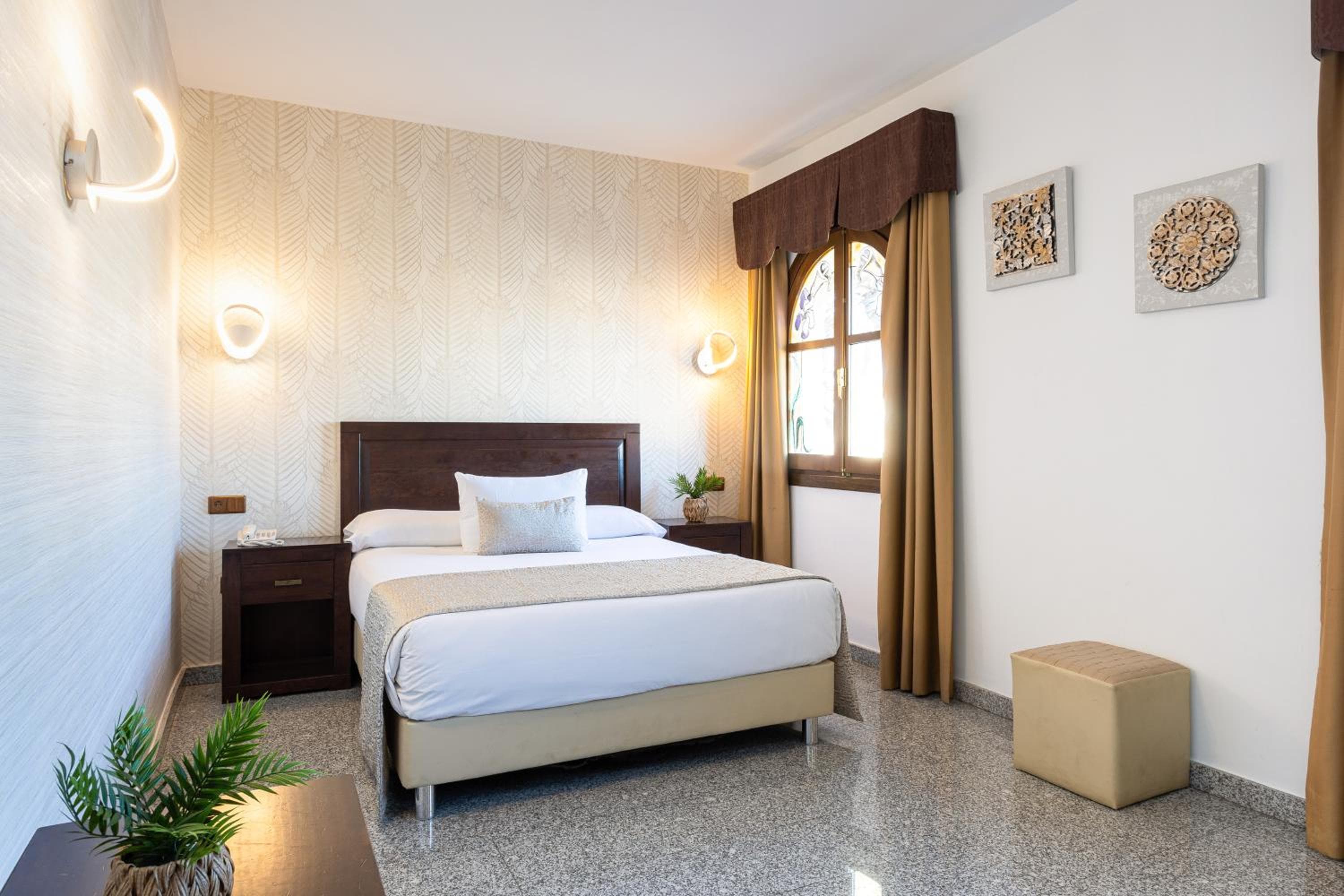 Hotel Plaza Del Castillo — 23