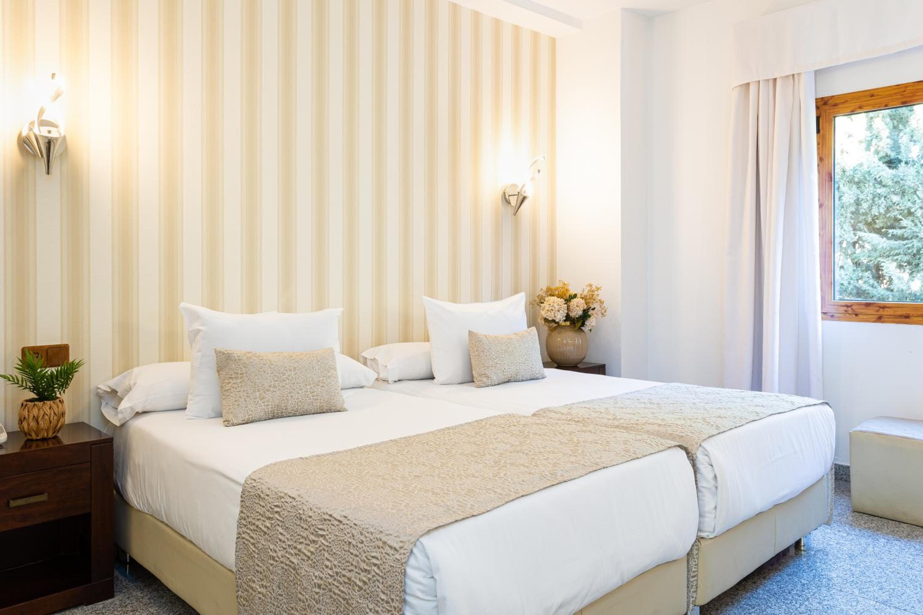 Hotel Plaza Del Castillo — 8