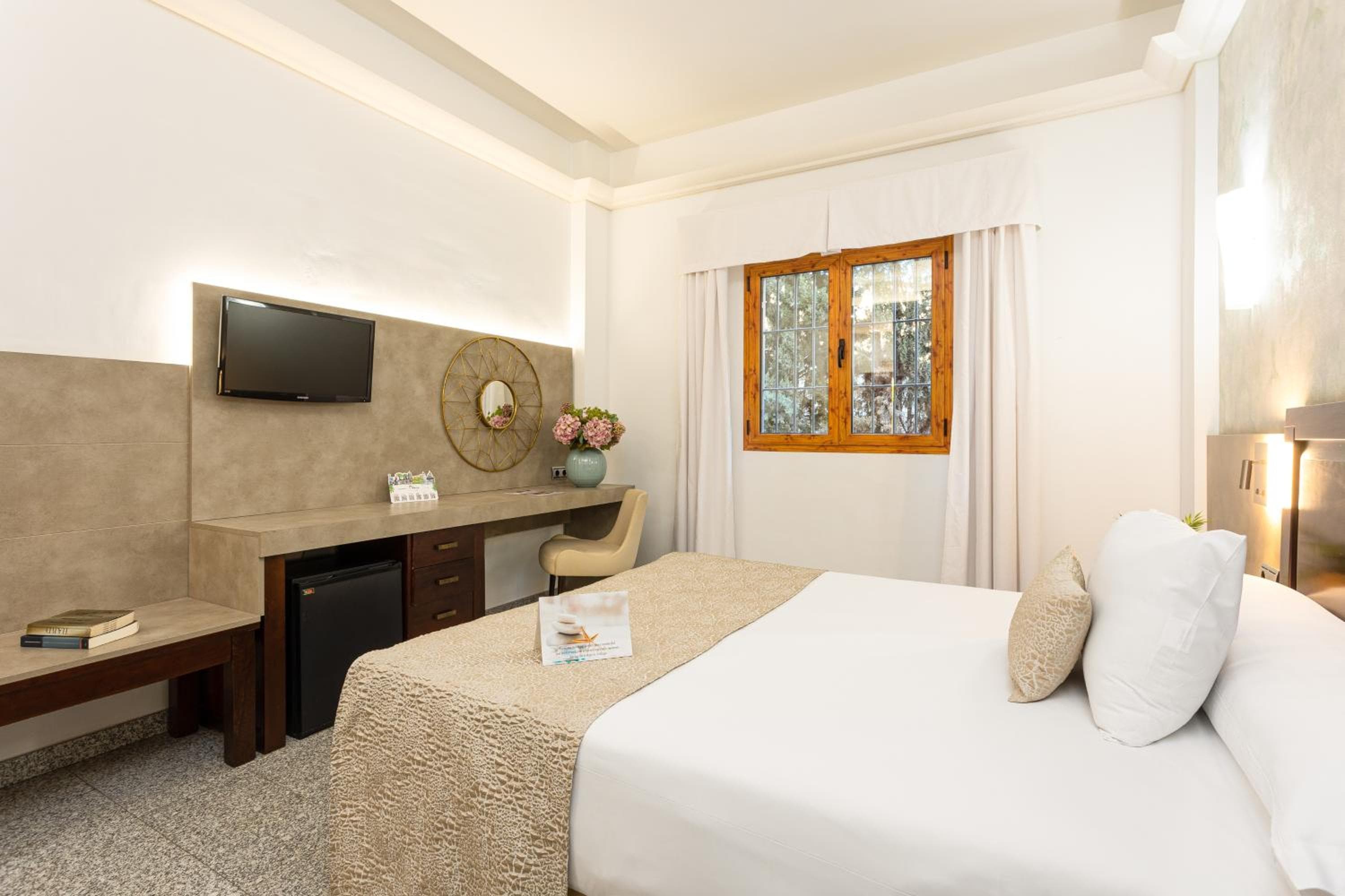 Hotel Plaza Del Castillo — 27