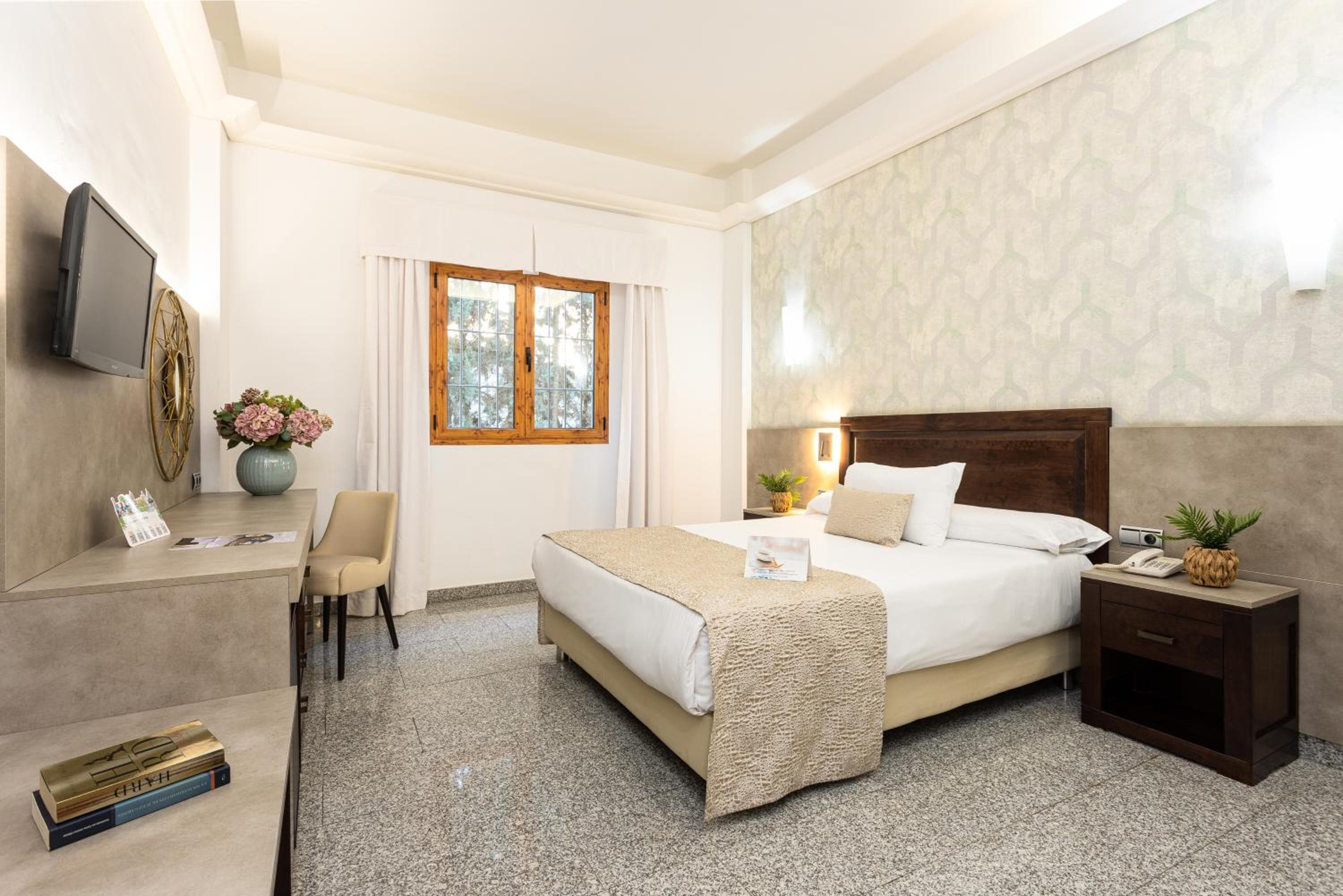Hotel Plaza Del Castillo — 18