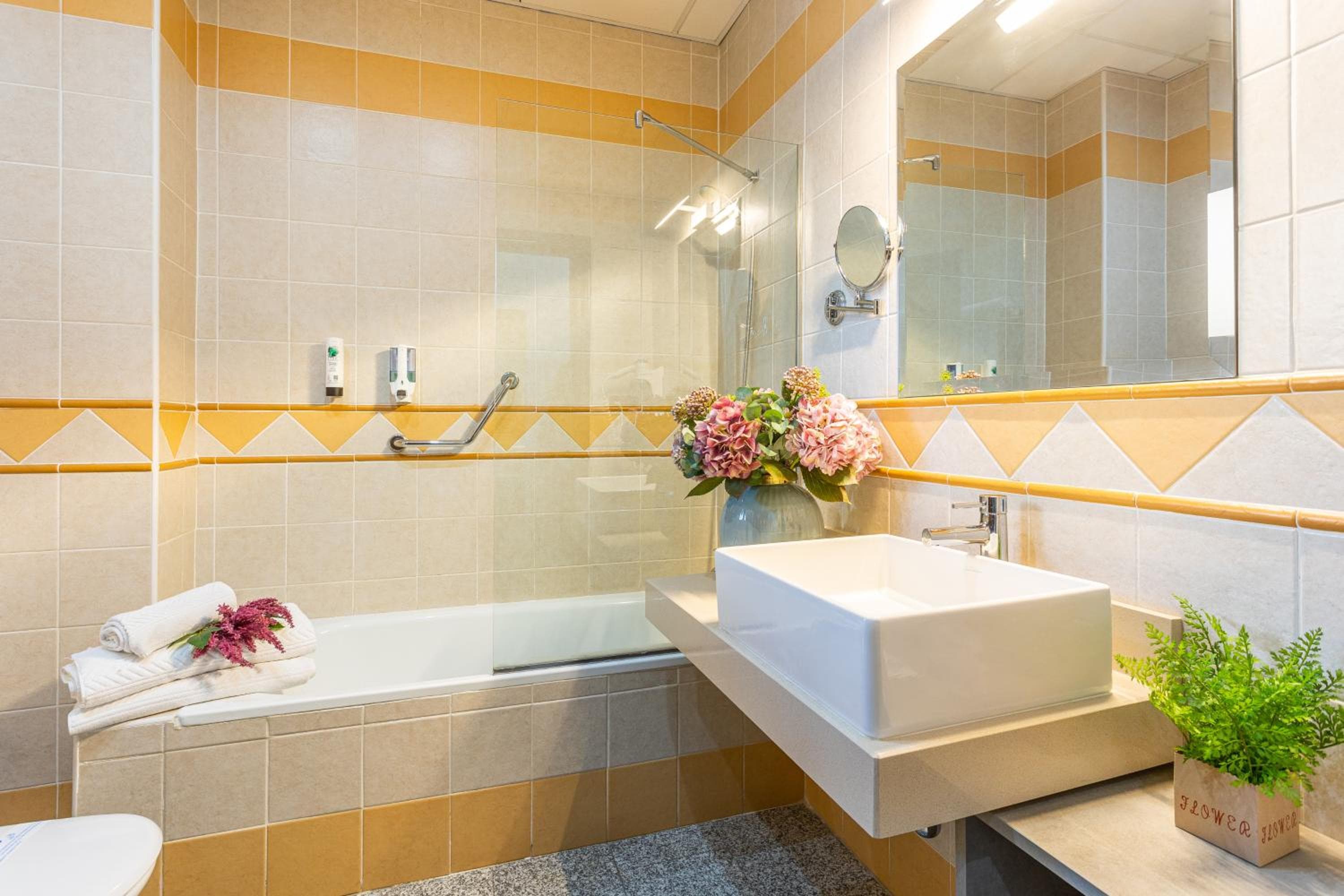 Hotel Plaza Del Castillo — 28