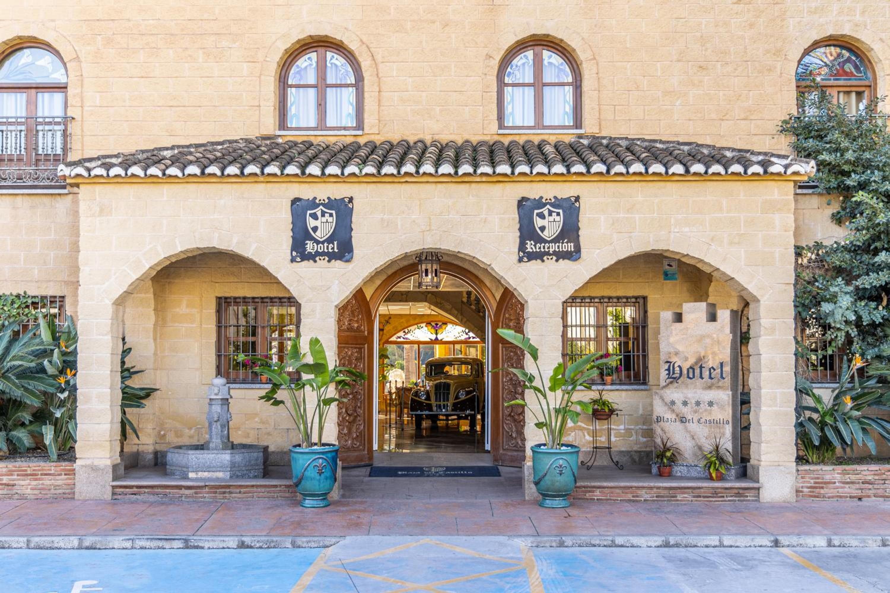 Hotel Plaza Del Castillo — 14