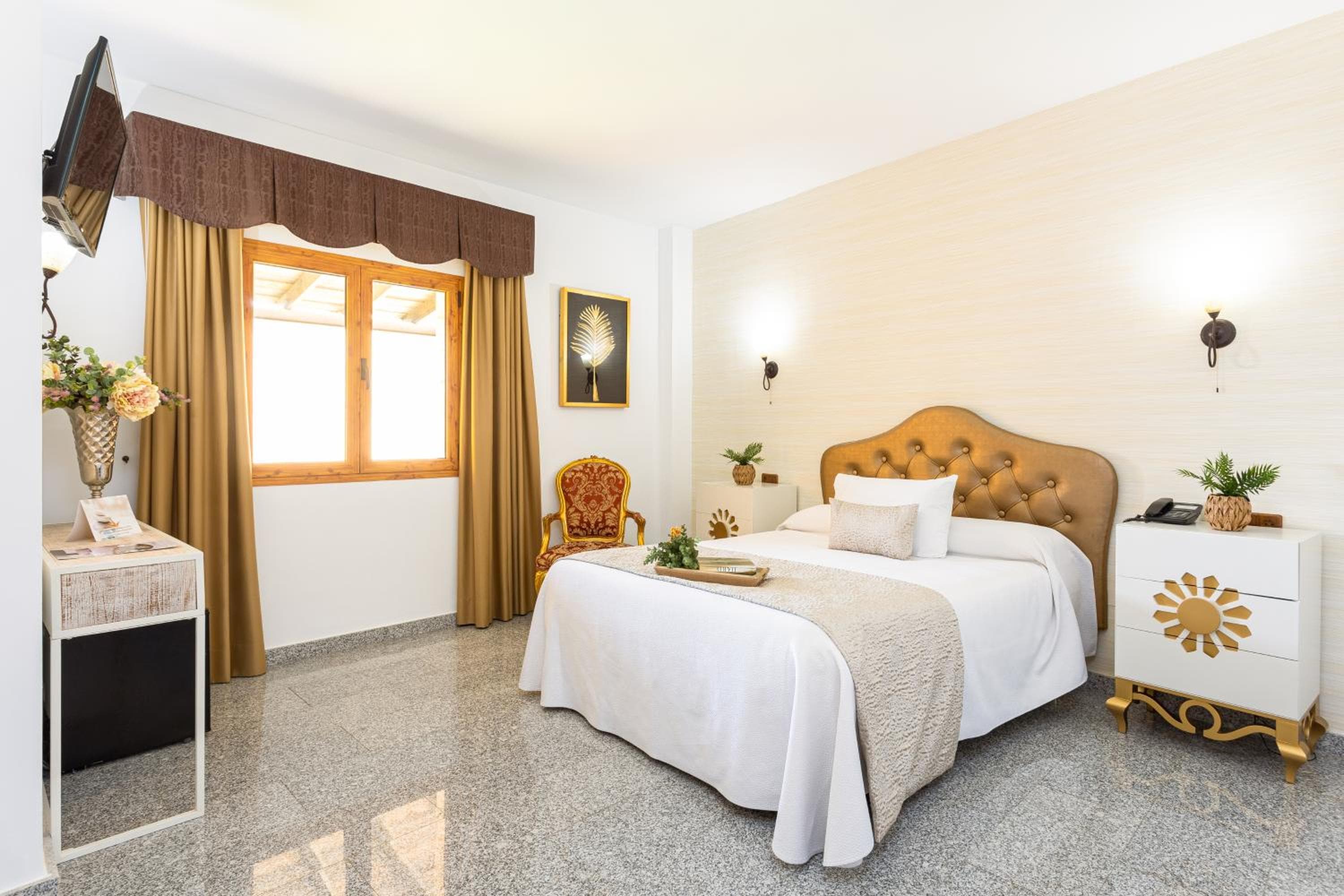 Hotel Plaza Del Castillo — 9