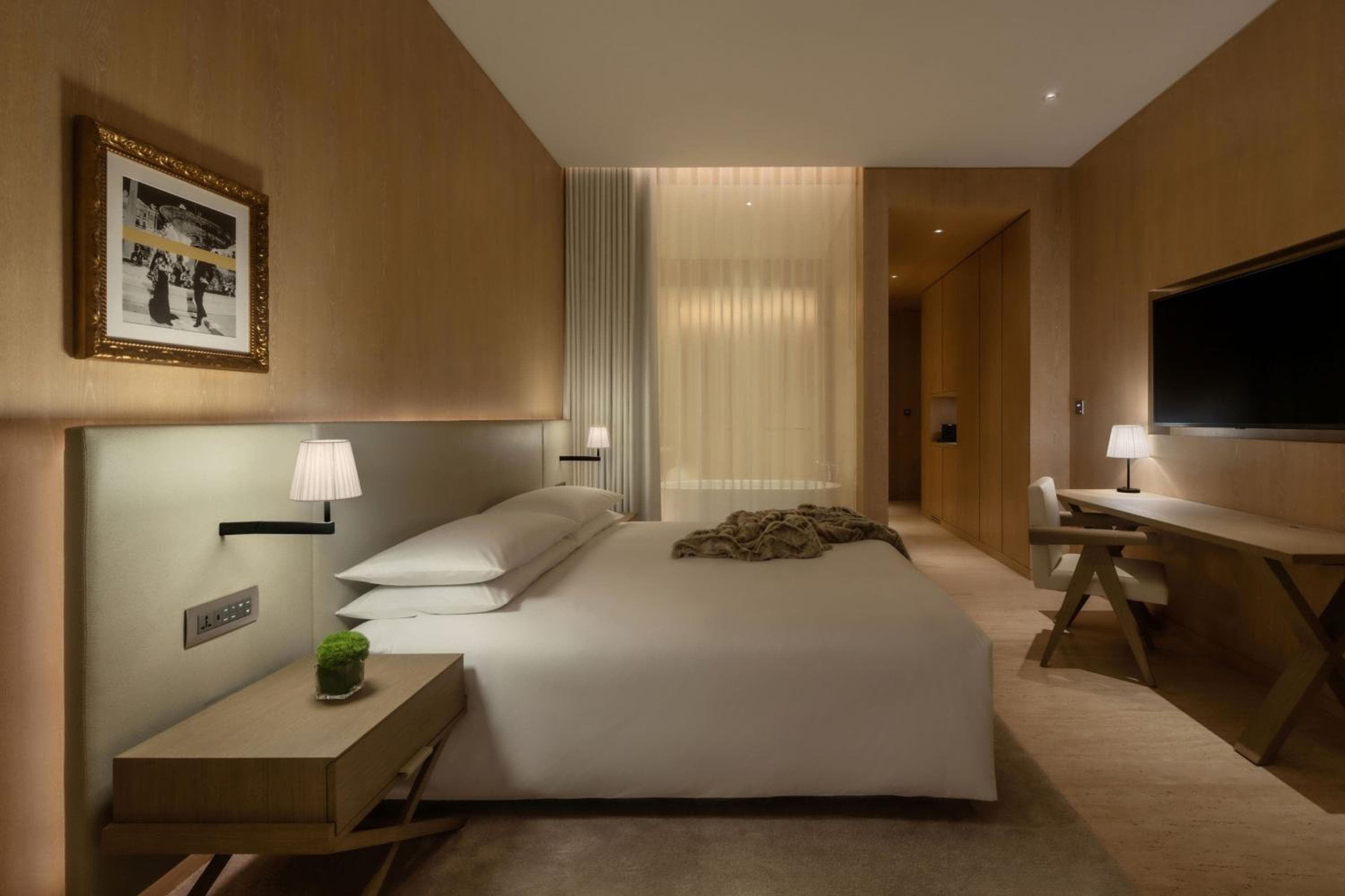 The Dubai EDITION — 18
