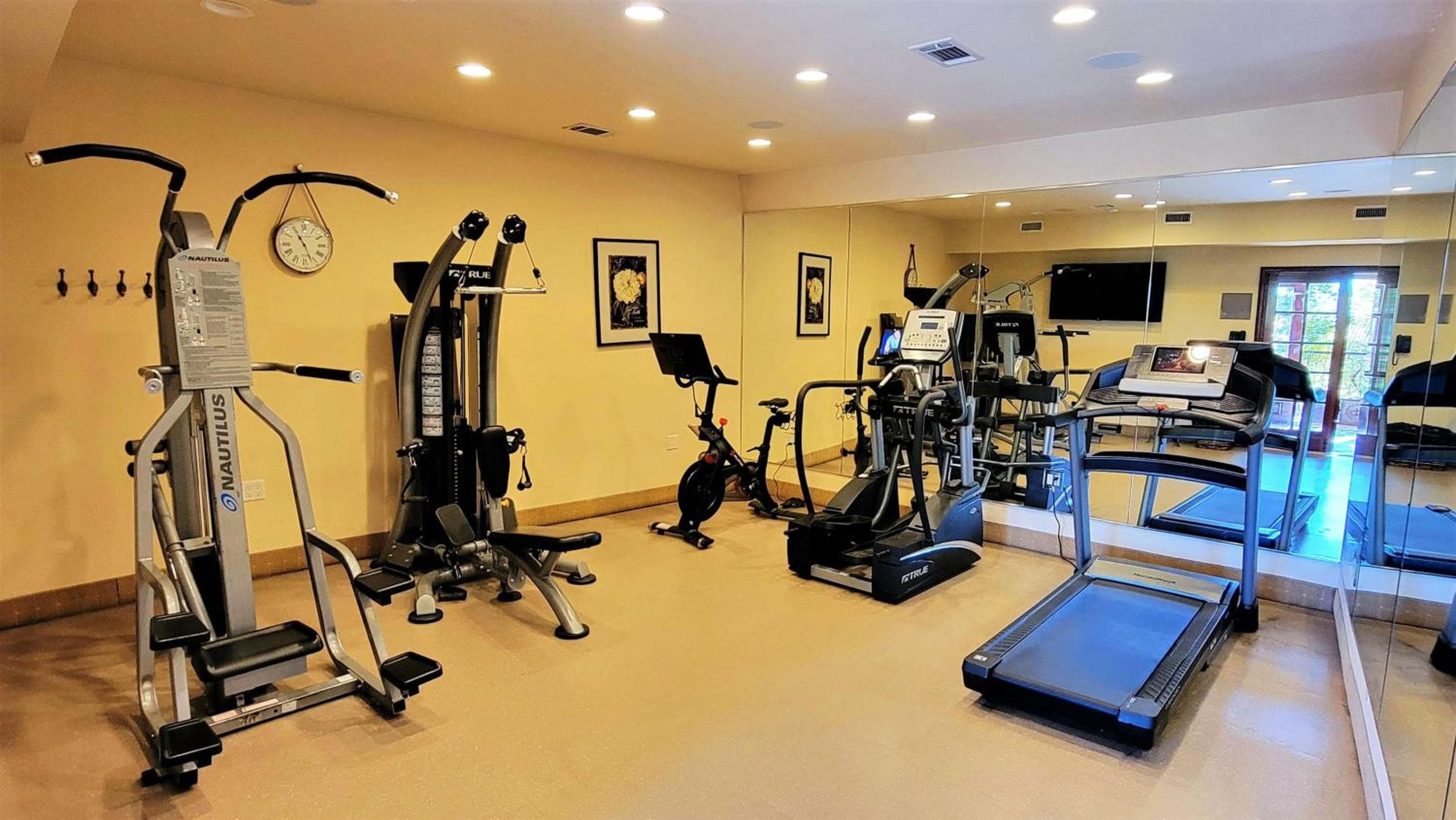 Best Western Plus Sunset Plaza Hotel — 30