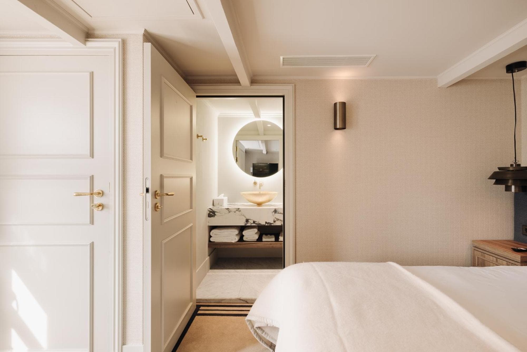 Hotel 717 — 6