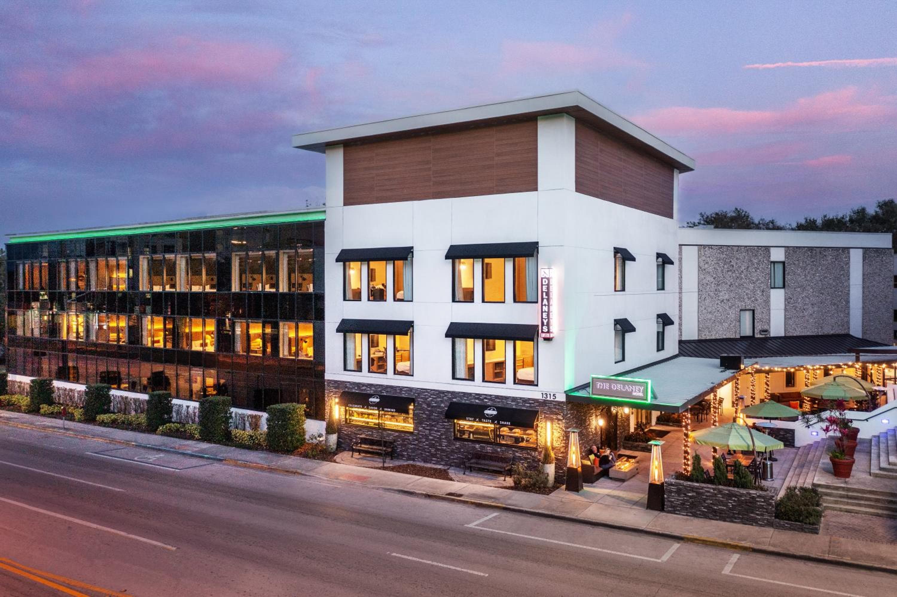 Das Delaney Hotel — 1