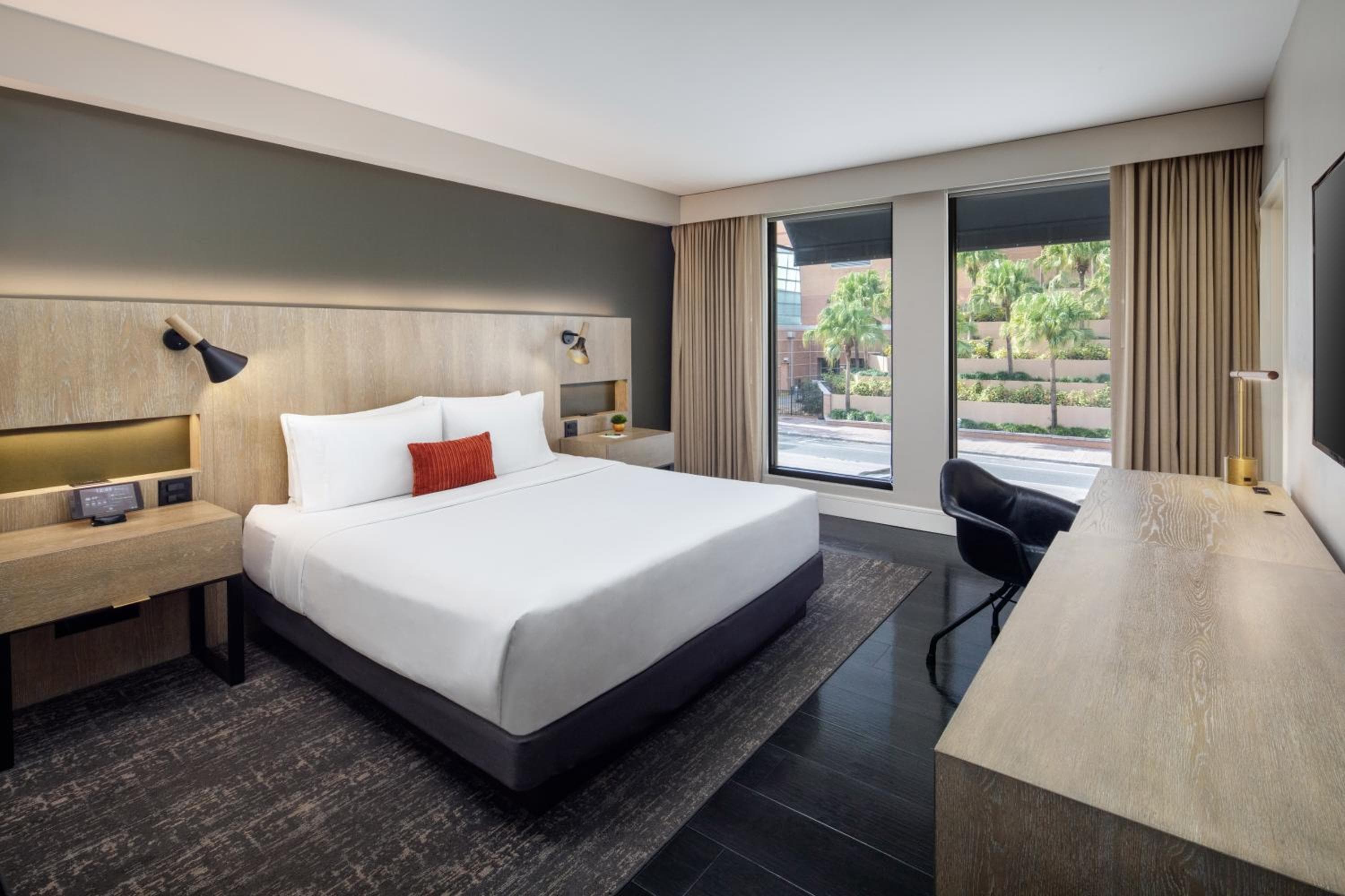Das Delaney Hotel — 5