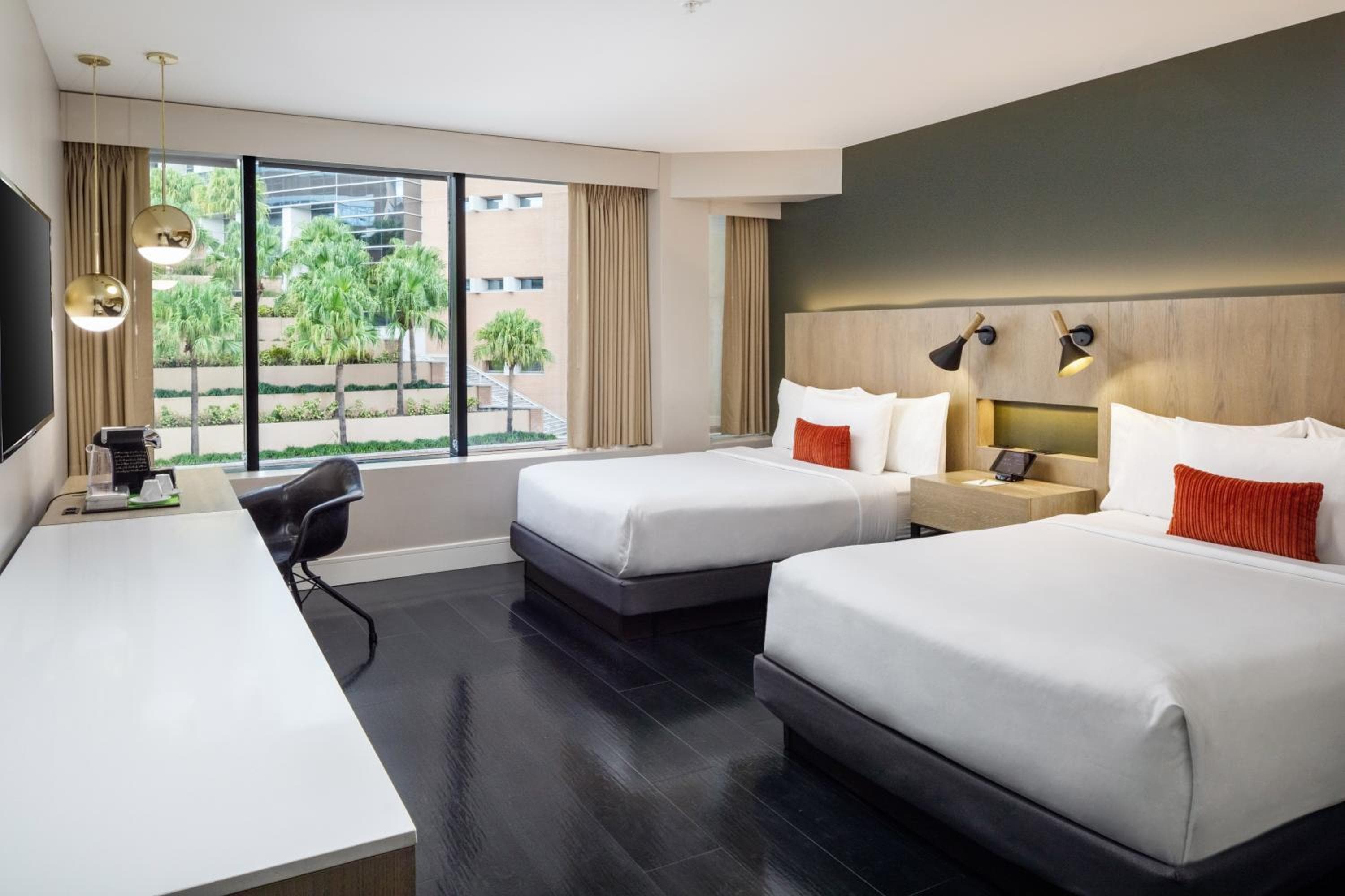 Das Delaney Hotel — 11