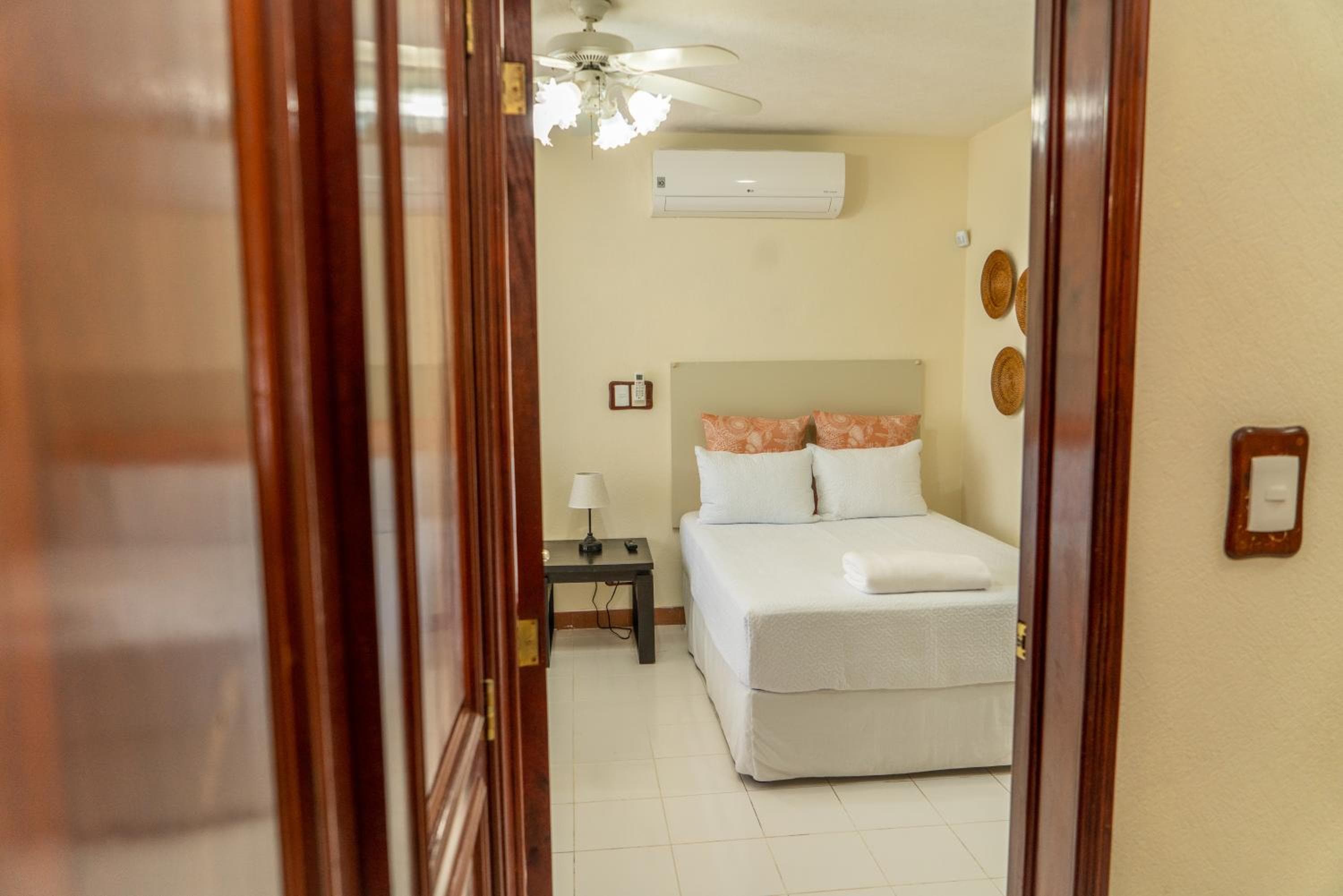 Magnifica Villa Palmeras luxurious 4 Br 6 Bds 4 Ba private pool lagoon front super fast Wifi — 19