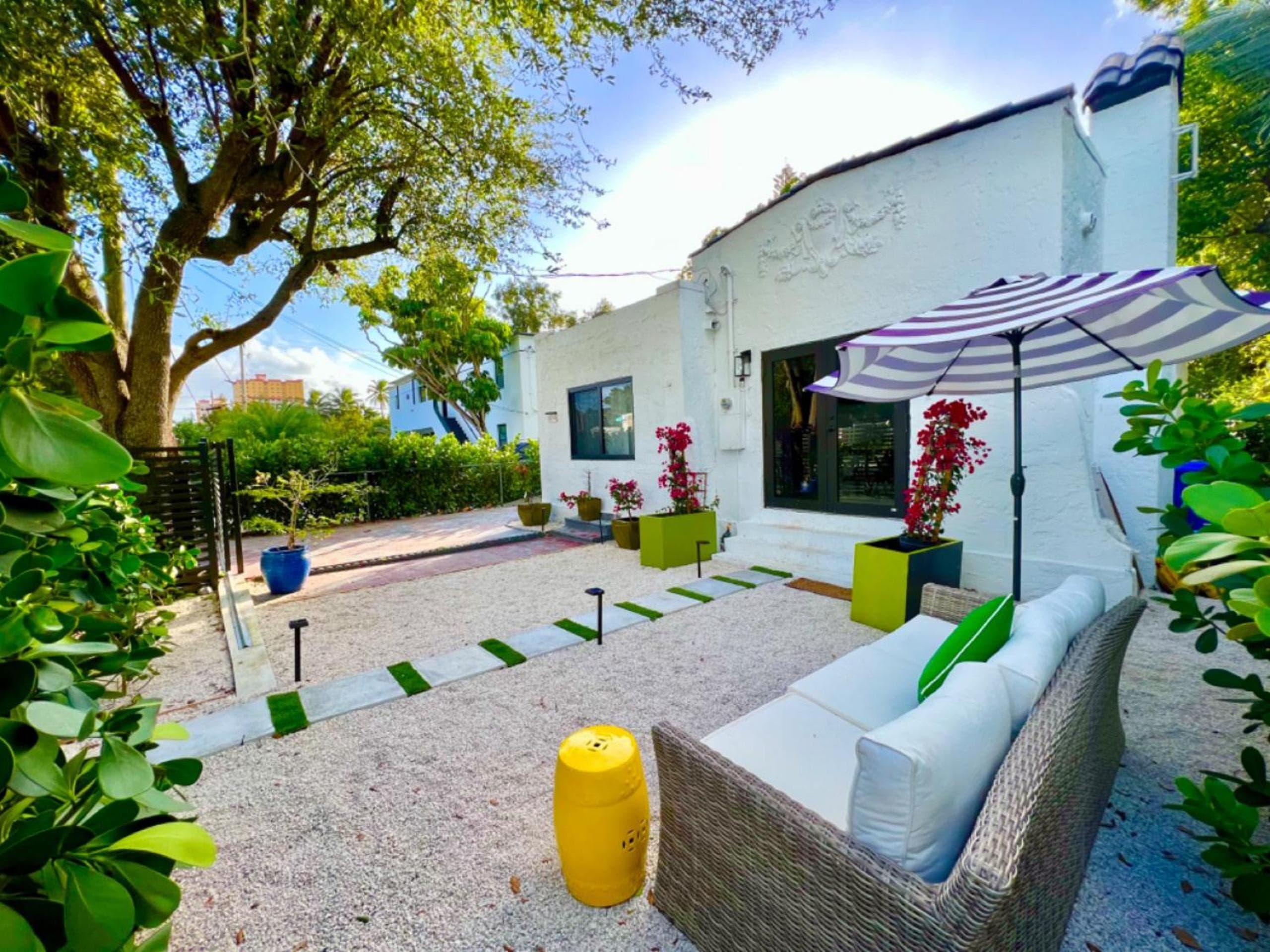 3 STAGIONI AL CARRINGTON 3 appartamenti separati con 2 camere da letto e 1 bagno e una villa con 3 camere da letto e 2 bagni — 25