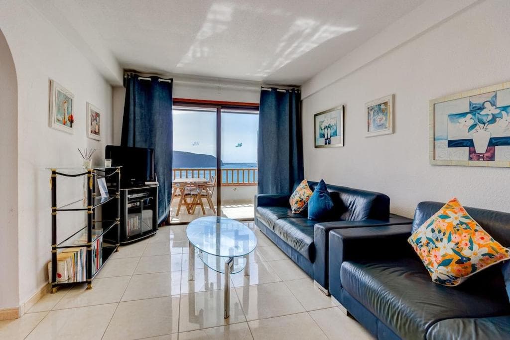 Ocean view 2bedroom apartment in Los Cristianos, Heated pool, 3 minutes to beach — 1