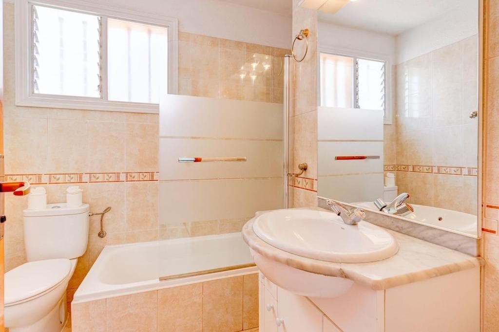 Ocean view 2bedroom apartment in Los Cristianos, Heated pool, 3 minutes to beach — 5