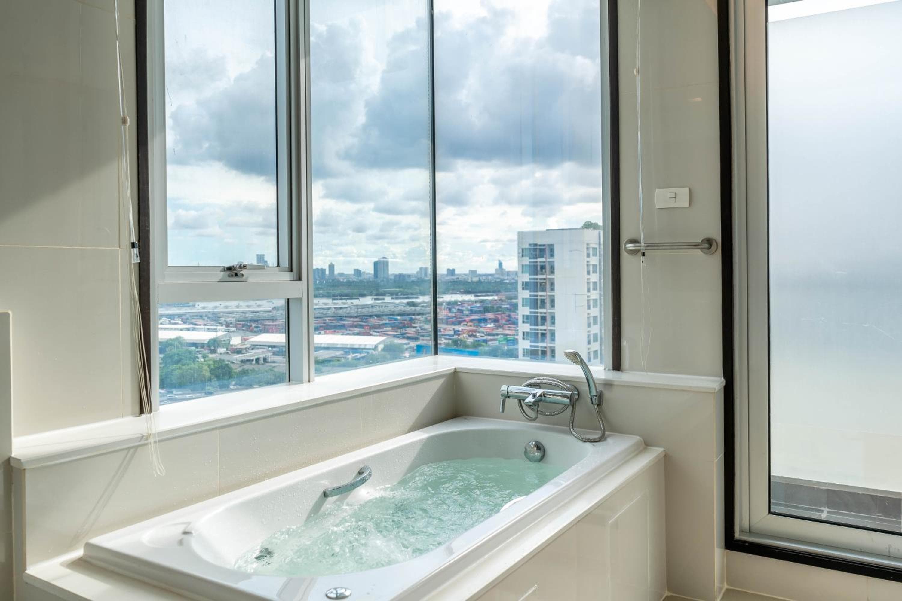 Jasmine Grande Residence Suite Bangkok — 11