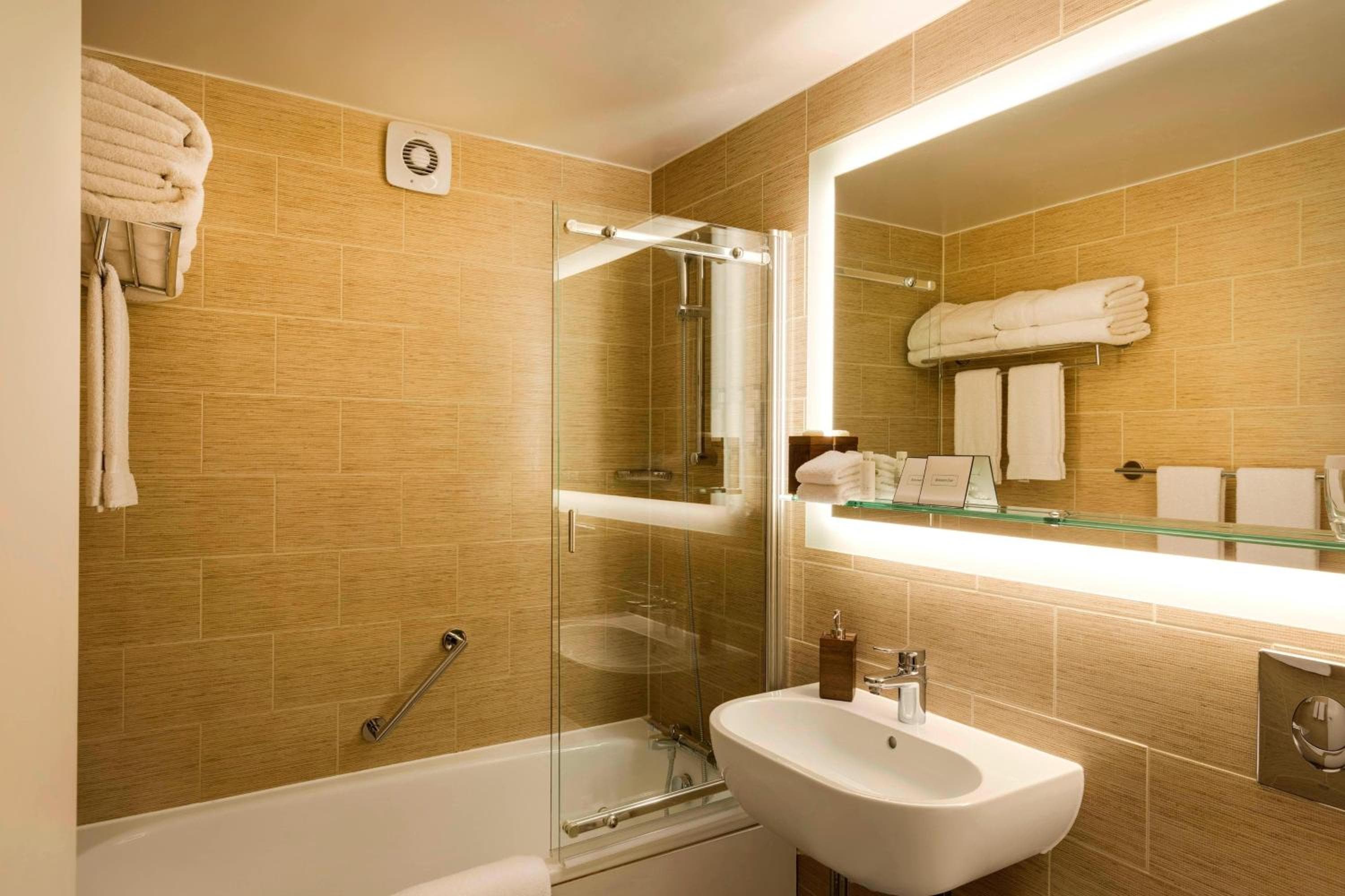 Hotel St. Ermin, Collezione di autografi — 29