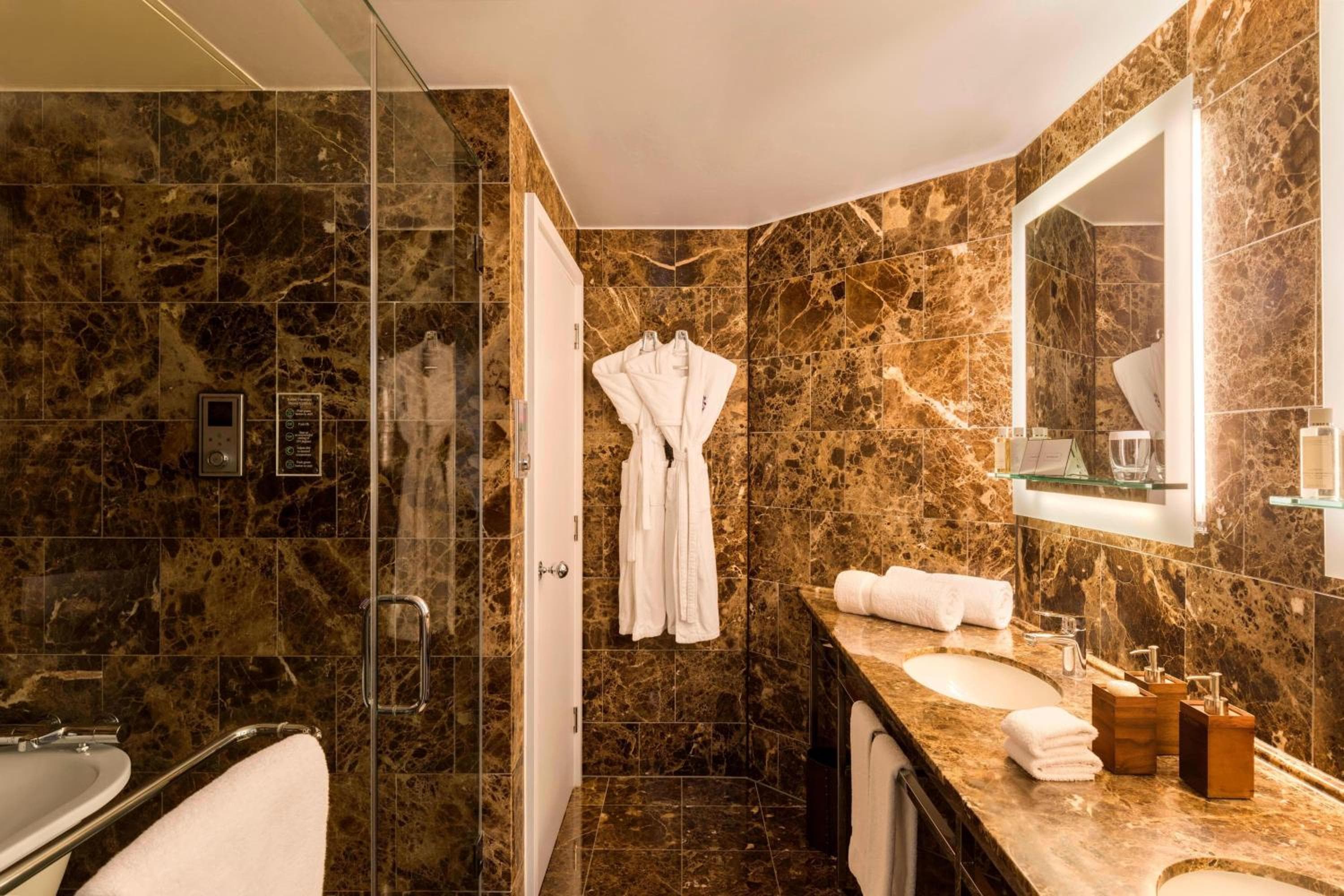 Hotel St. Ermin, Collezione di autografi — 2