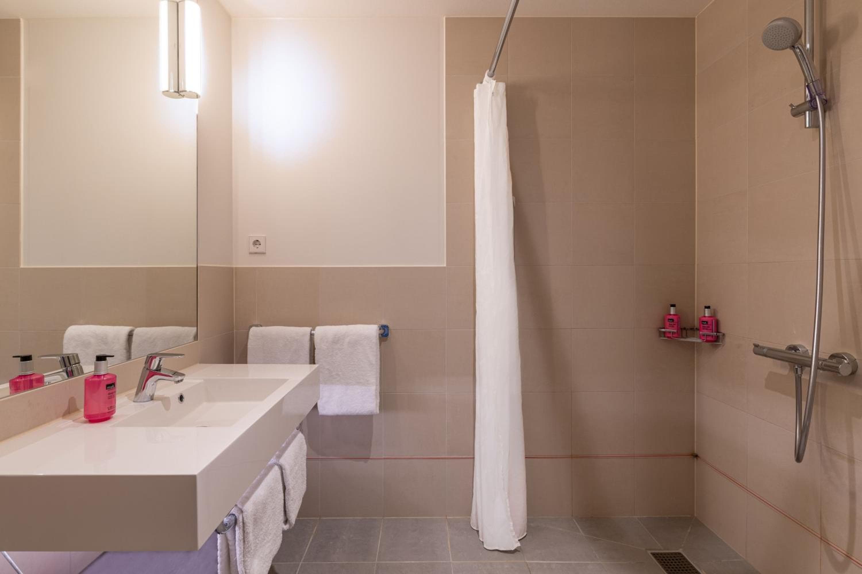 Moxy Amsterdam Houthavens — 25