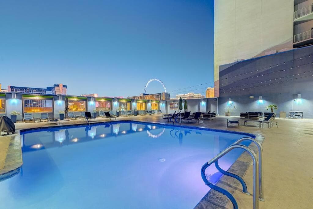 Las Vegas Getaway Ultimate Suite con una camera da letto, balcone, cucina, palestra, piscina e parcheggio gratuito — 7