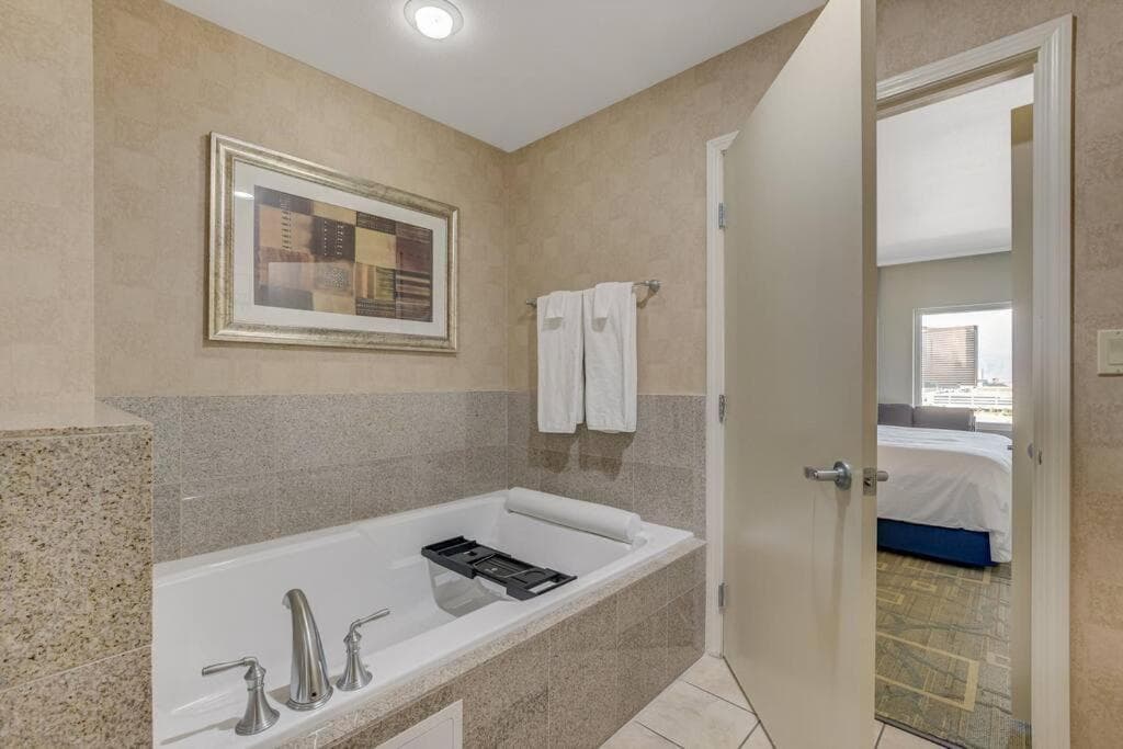 Las Vegas Getaway Ultimate Suite con una camera da letto, balcone, cucina, palestra, piscina e parcheggio gratuito — 11
