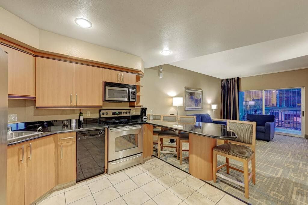 Las Vegas Getaway Ultimate Suite con una camera da letto, balcone, cucina, palestra, piscina e parcheggio gratuito — 10