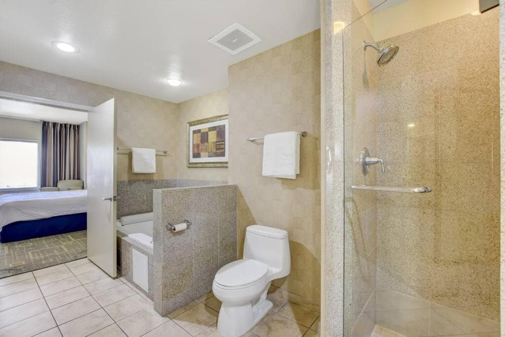 Las Vegas Getaway Ultimate Suite con una camera da letto, balcone, cucina, palestra, piscina e parcheggio gratuito — 12