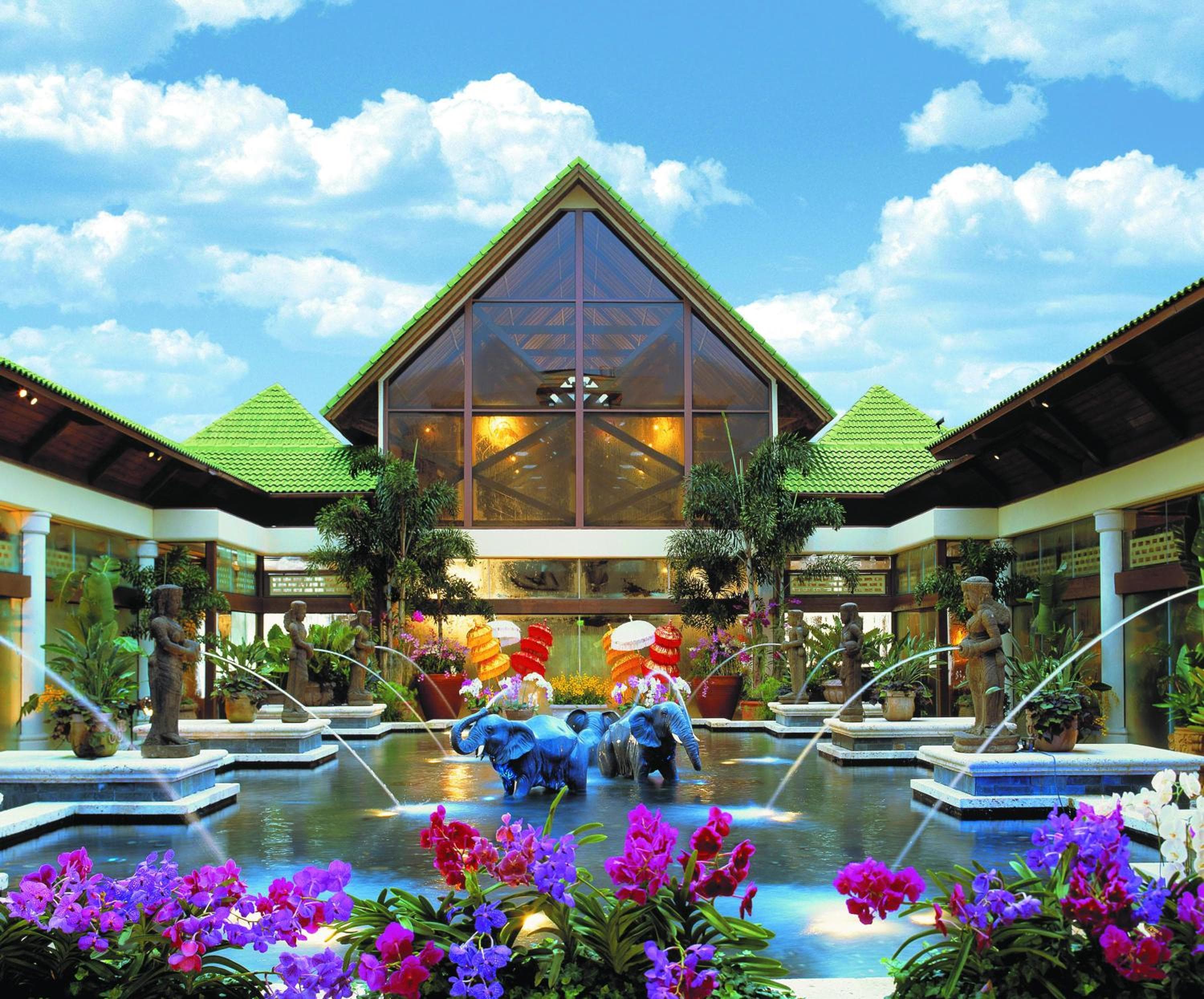 Universal's Loews Royal Pacific Resort — 26