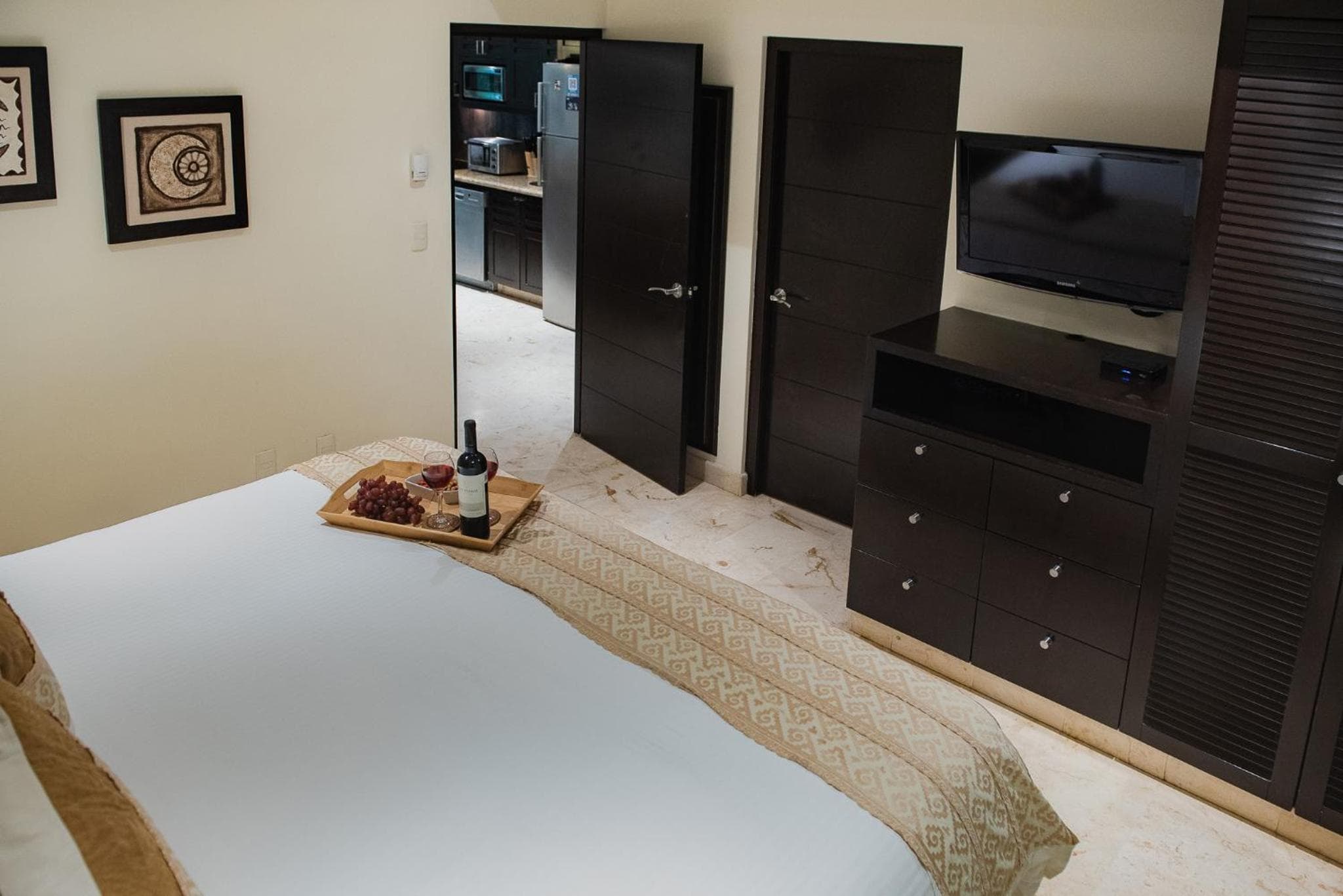 El Taj Oceanfront and Beachside Condo Hotel — 4