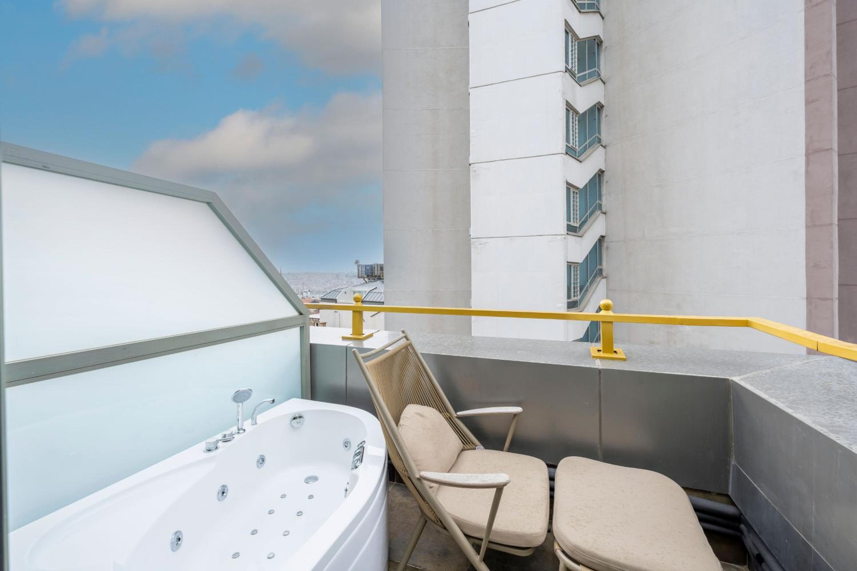 Ramada By Wyndham Istanbul Pera — 13