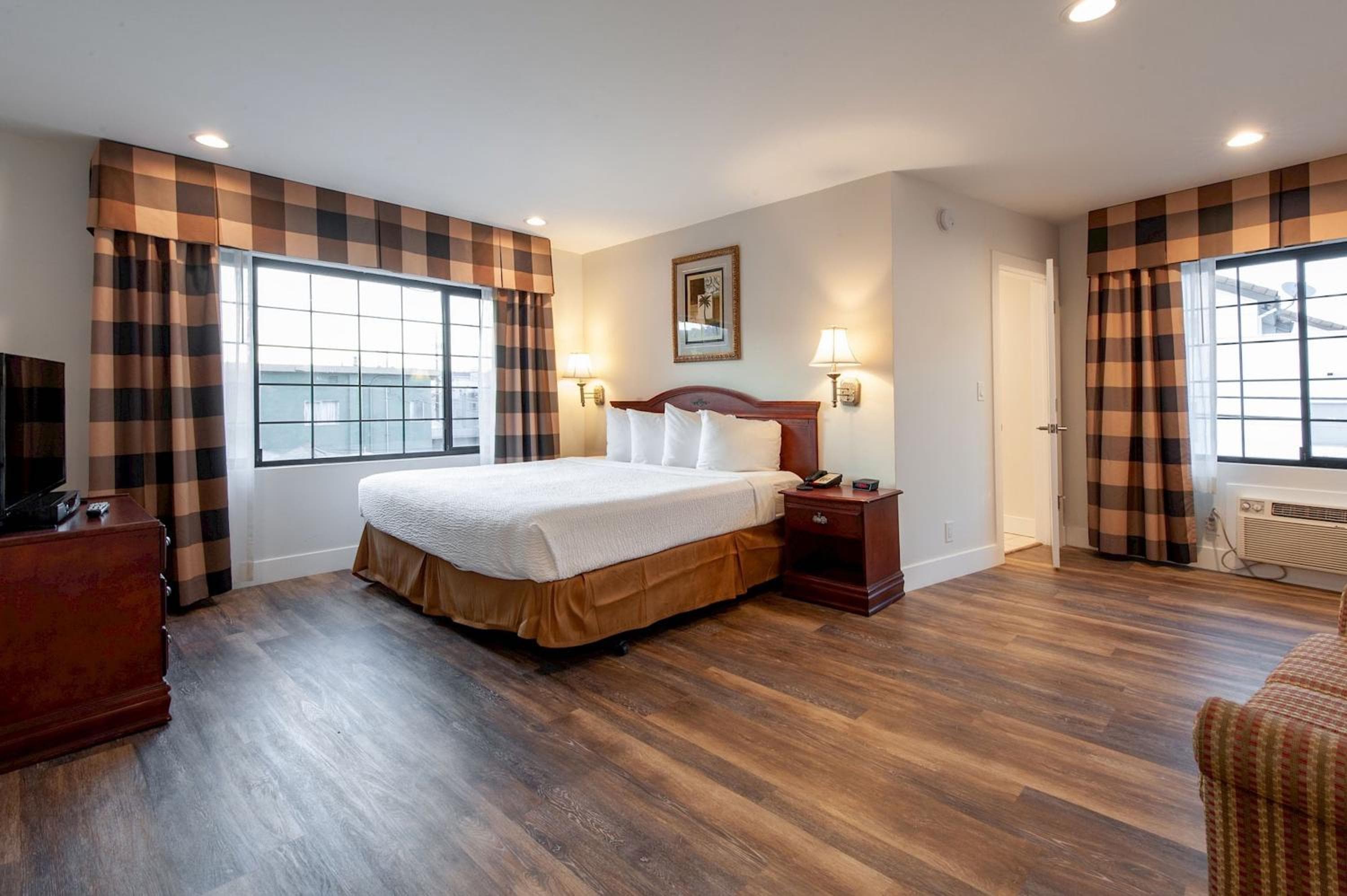 Studio City Court Yard Hotel — 30