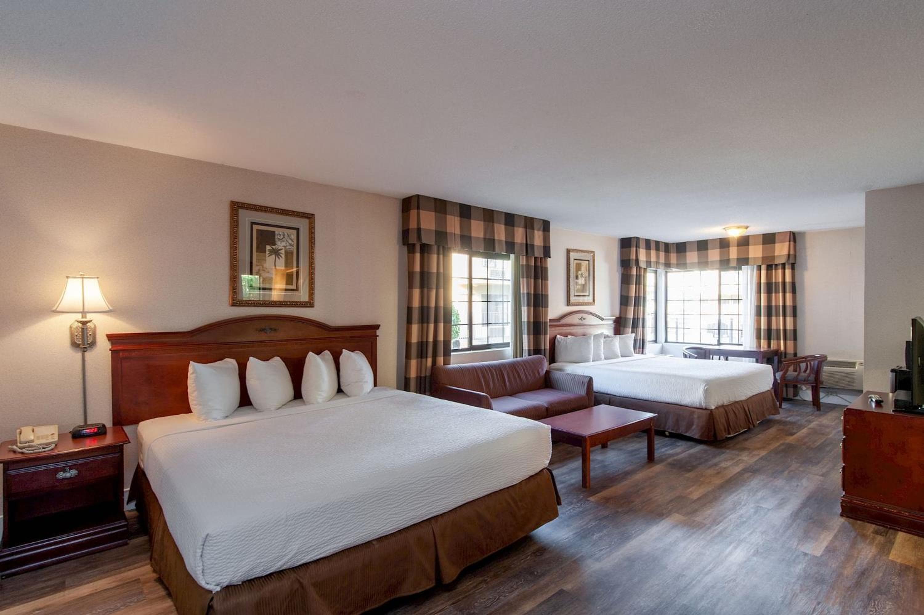 Studio City Court Yard Hotel — 28