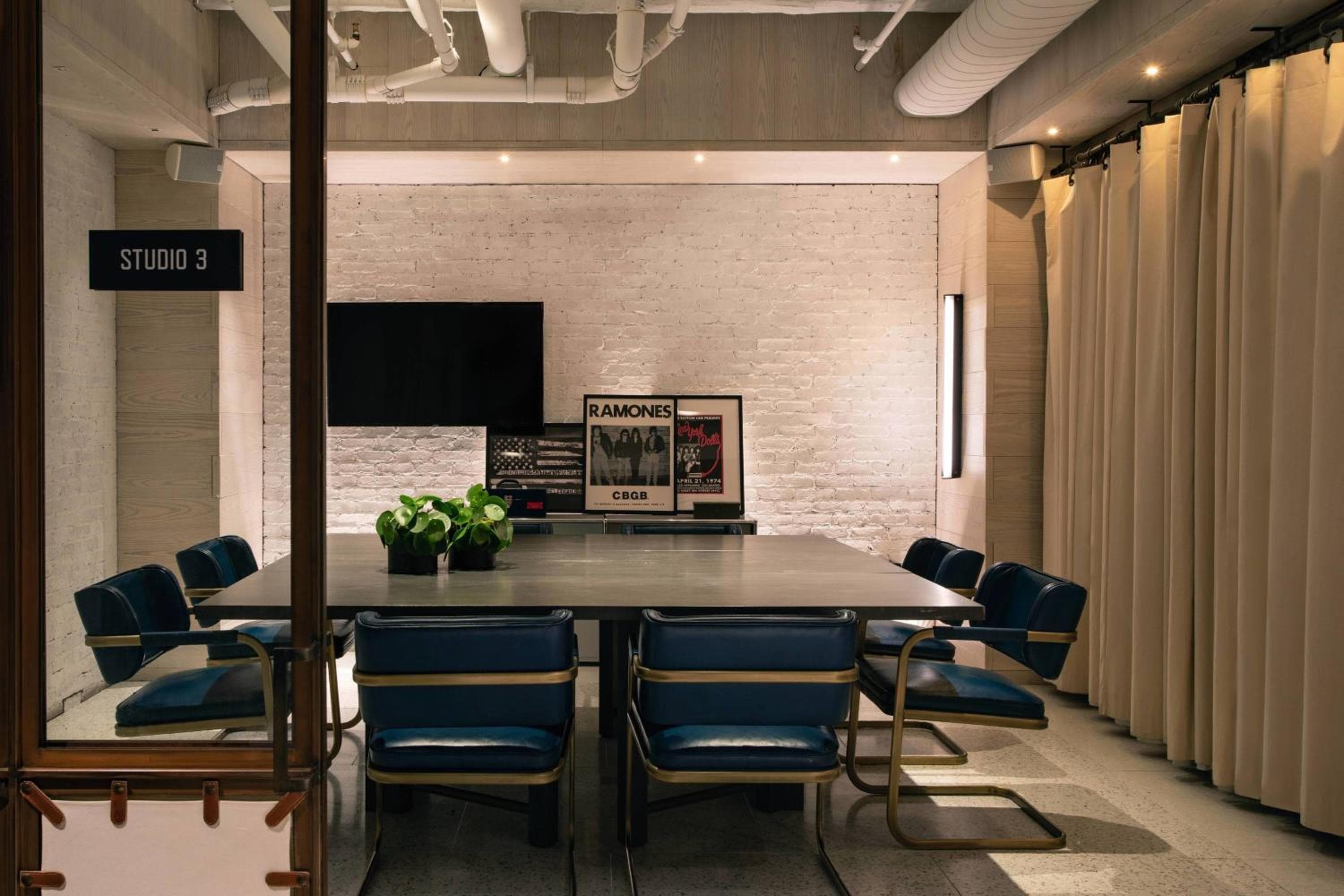 Moxy NYC Times Square — 5