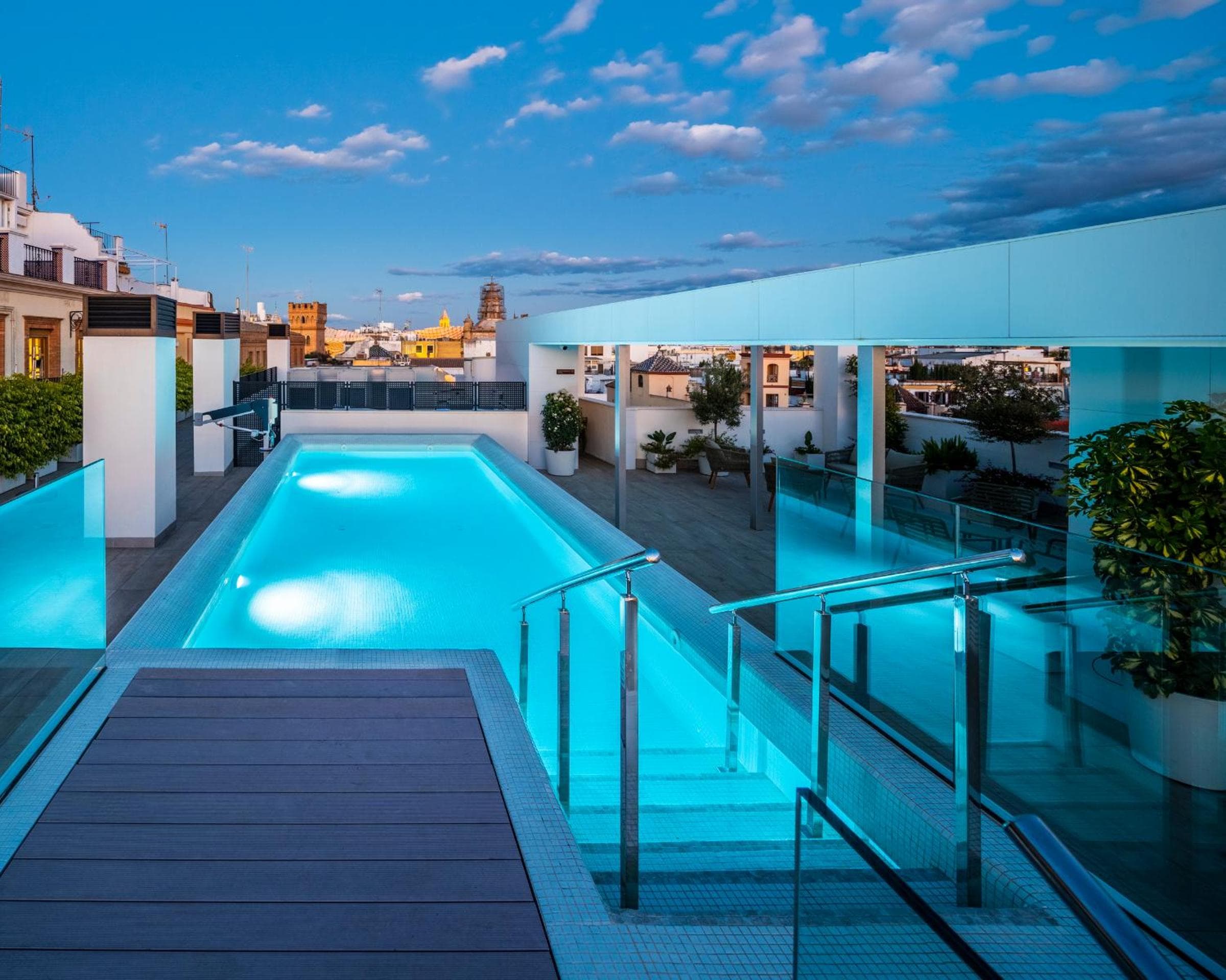 nQn Aparts & Suites Sevilla — 1