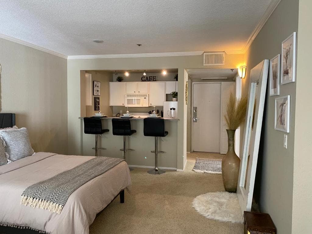 Amazing Universal Studios Loft FREE parking — 4