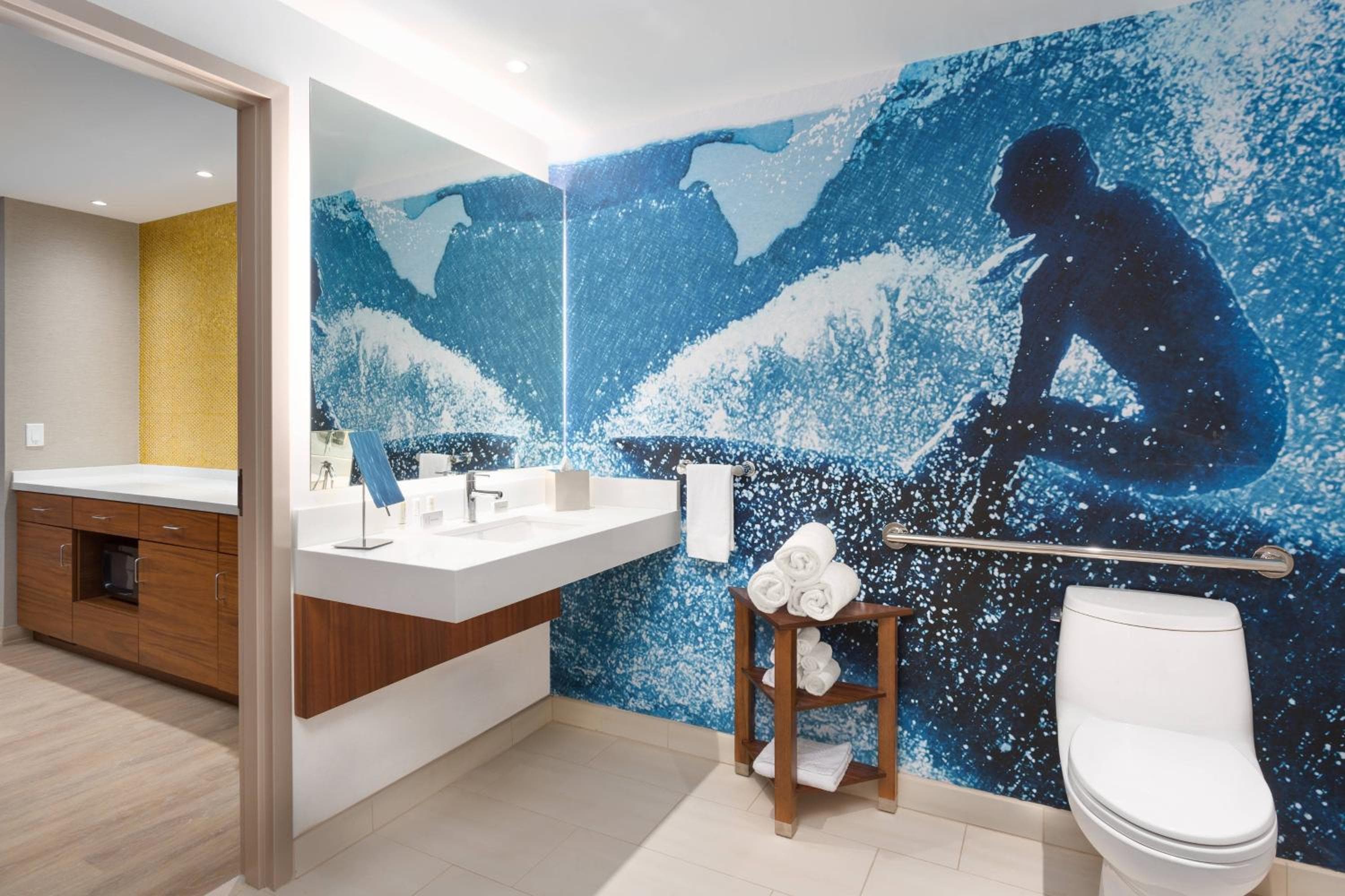Courtyard by Marriott Santa Monica — 16