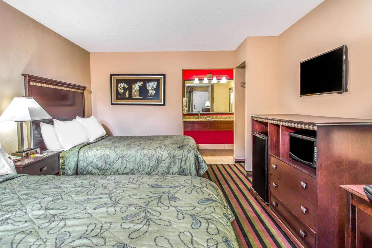Days Inn by Wyndham Fort Lauderdale Airport Cruise Port — 7