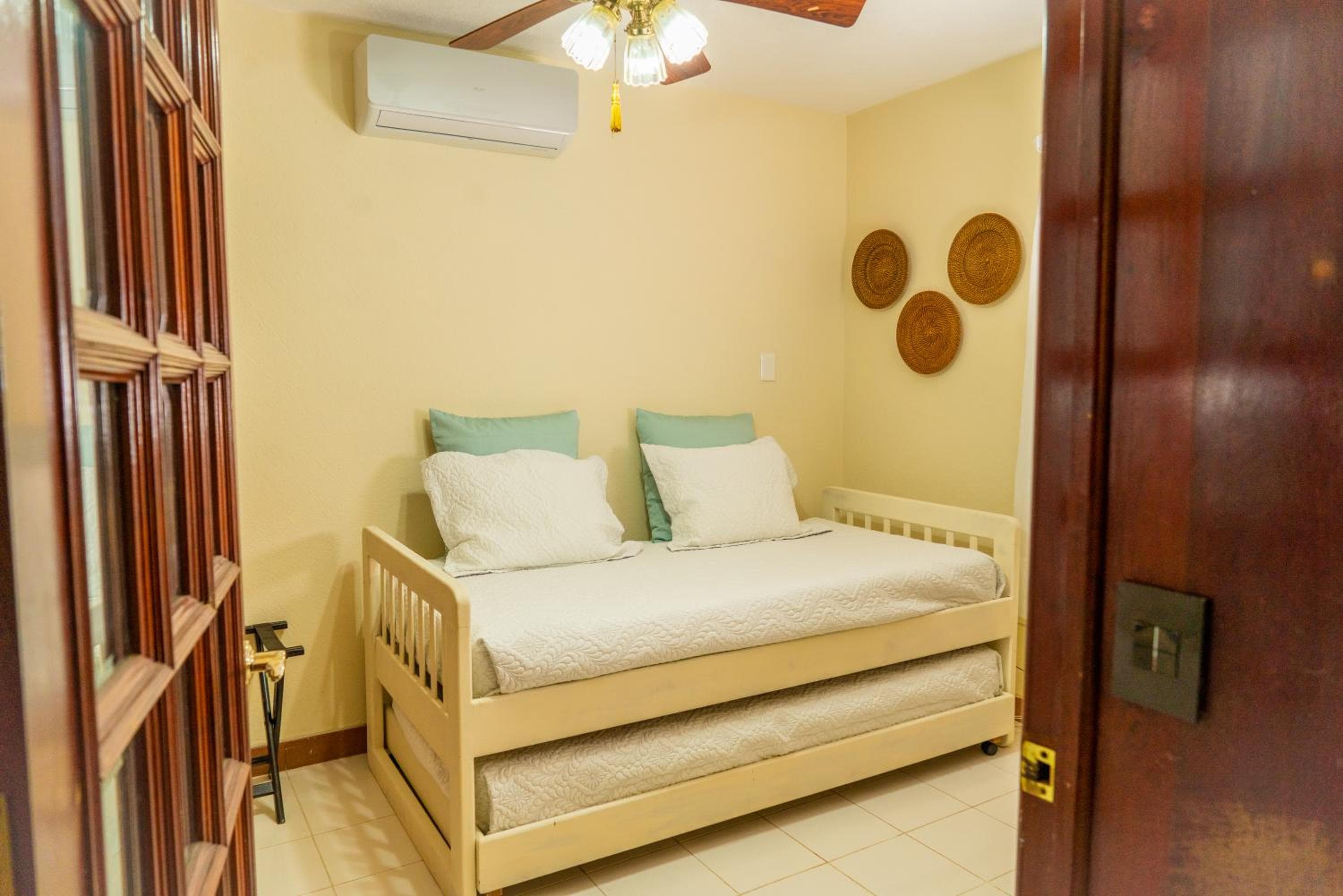 Magnifica Villa Palmeras luxurious 4 Br 6 Bds 4 Ba private pool lagoon front super fast Wifi — 16