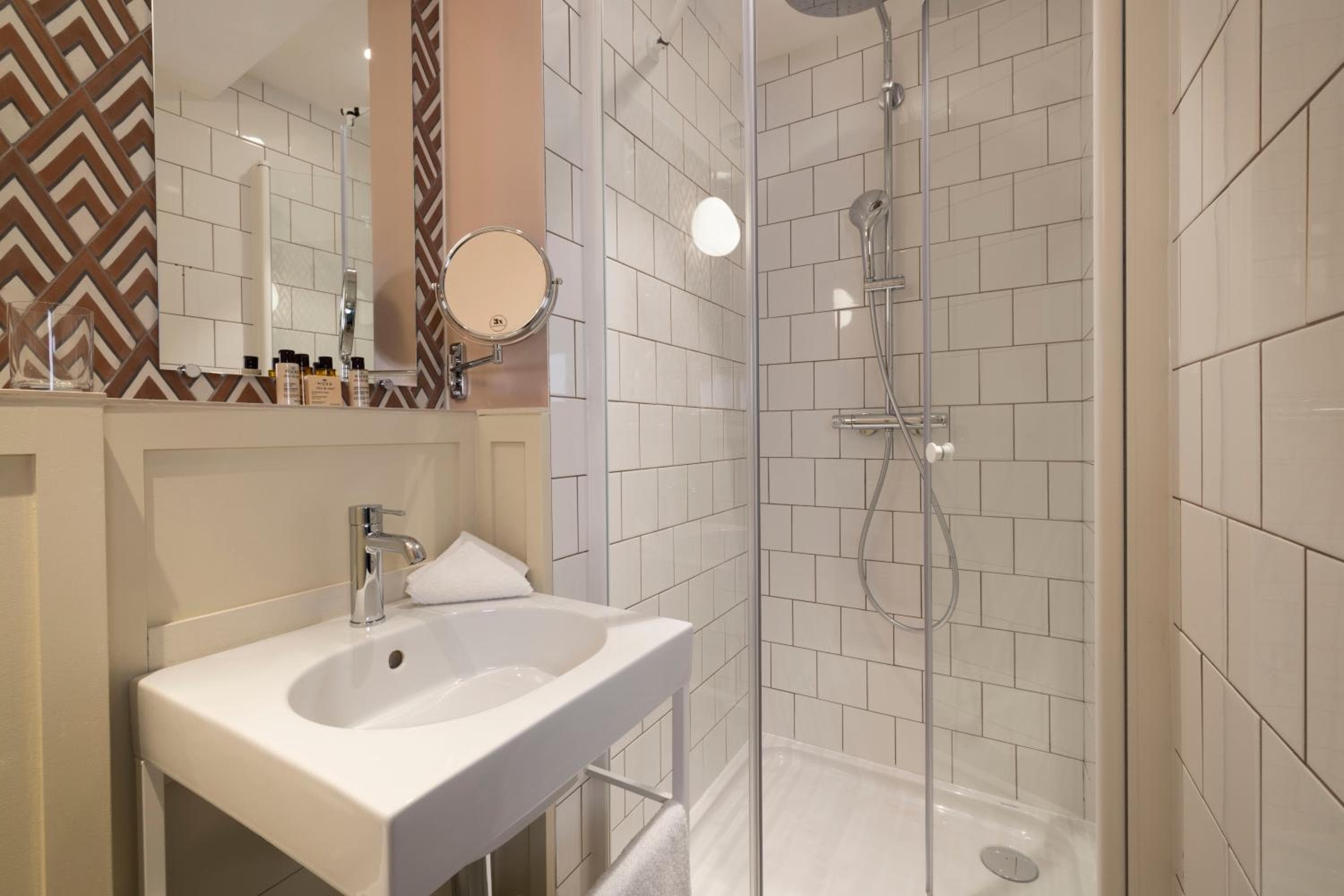 Le Petit Oberkampf Hotel & Spa — 12