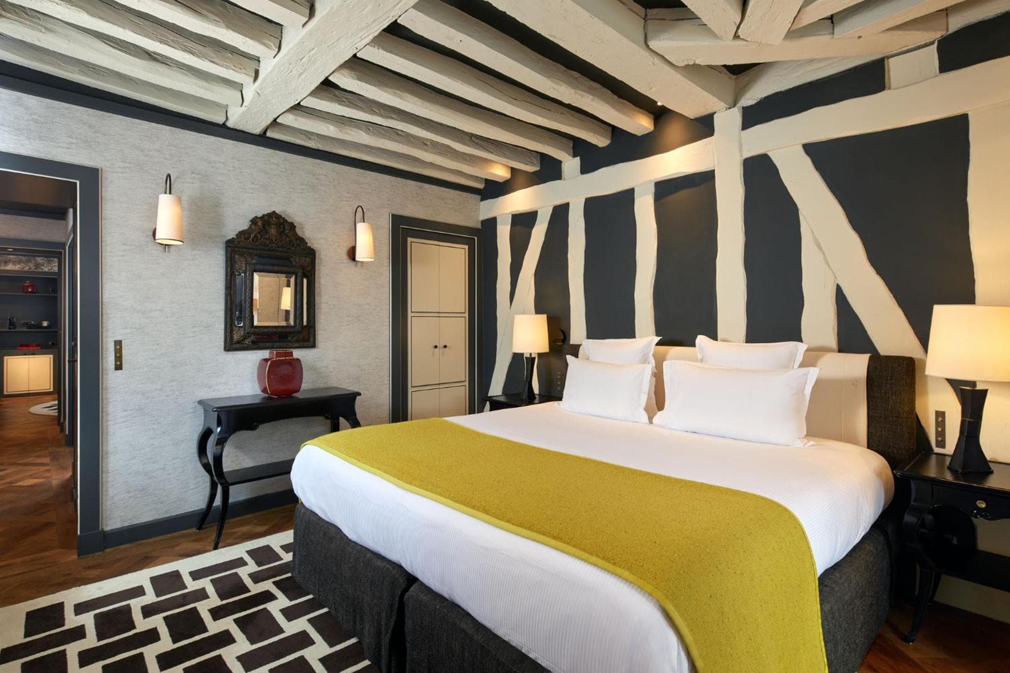 Le Pavillon de la Reine & Spa, Place des Vosges — 7