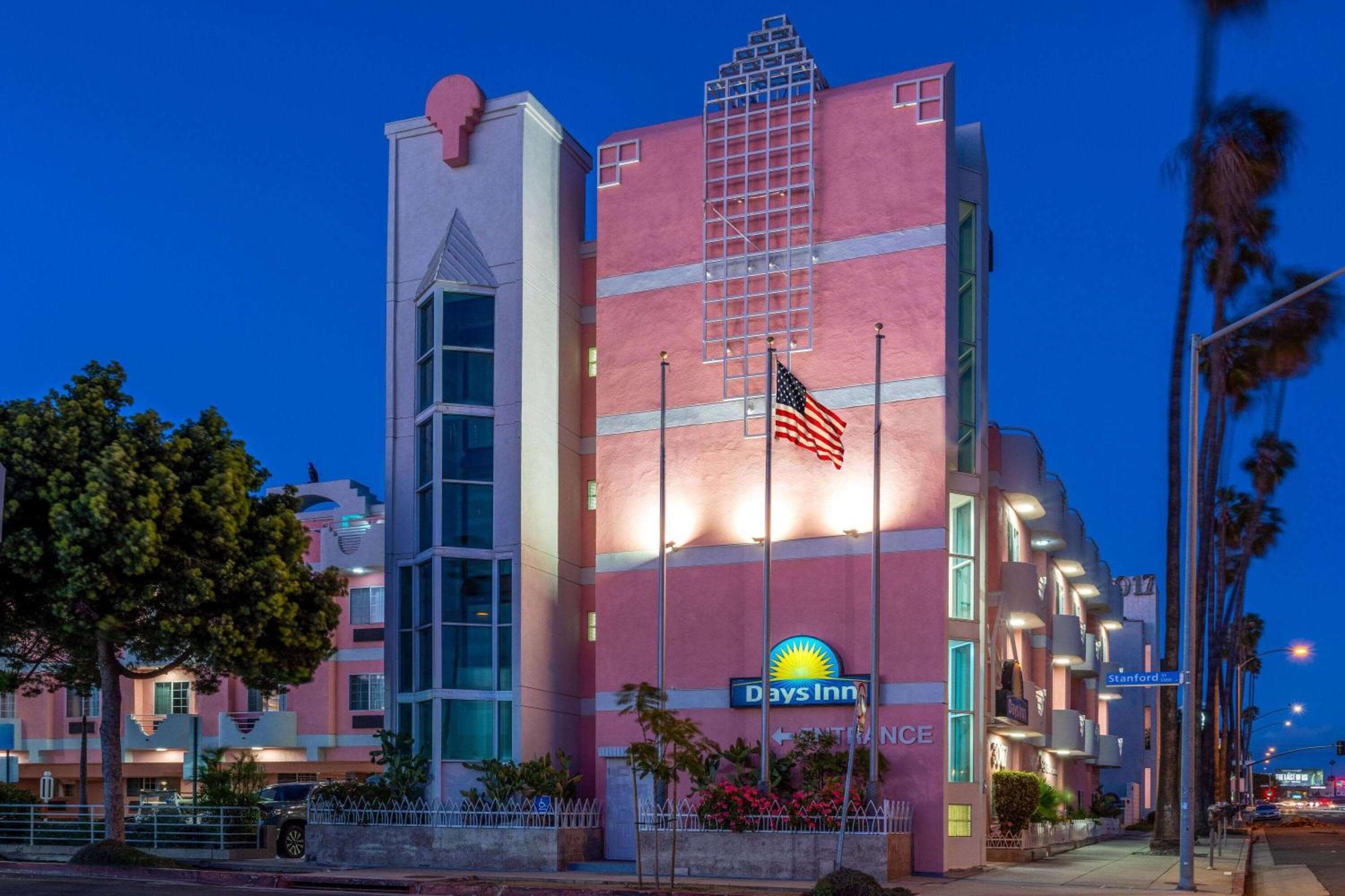 Days Inn by Wyndham Santa Monica — 10
